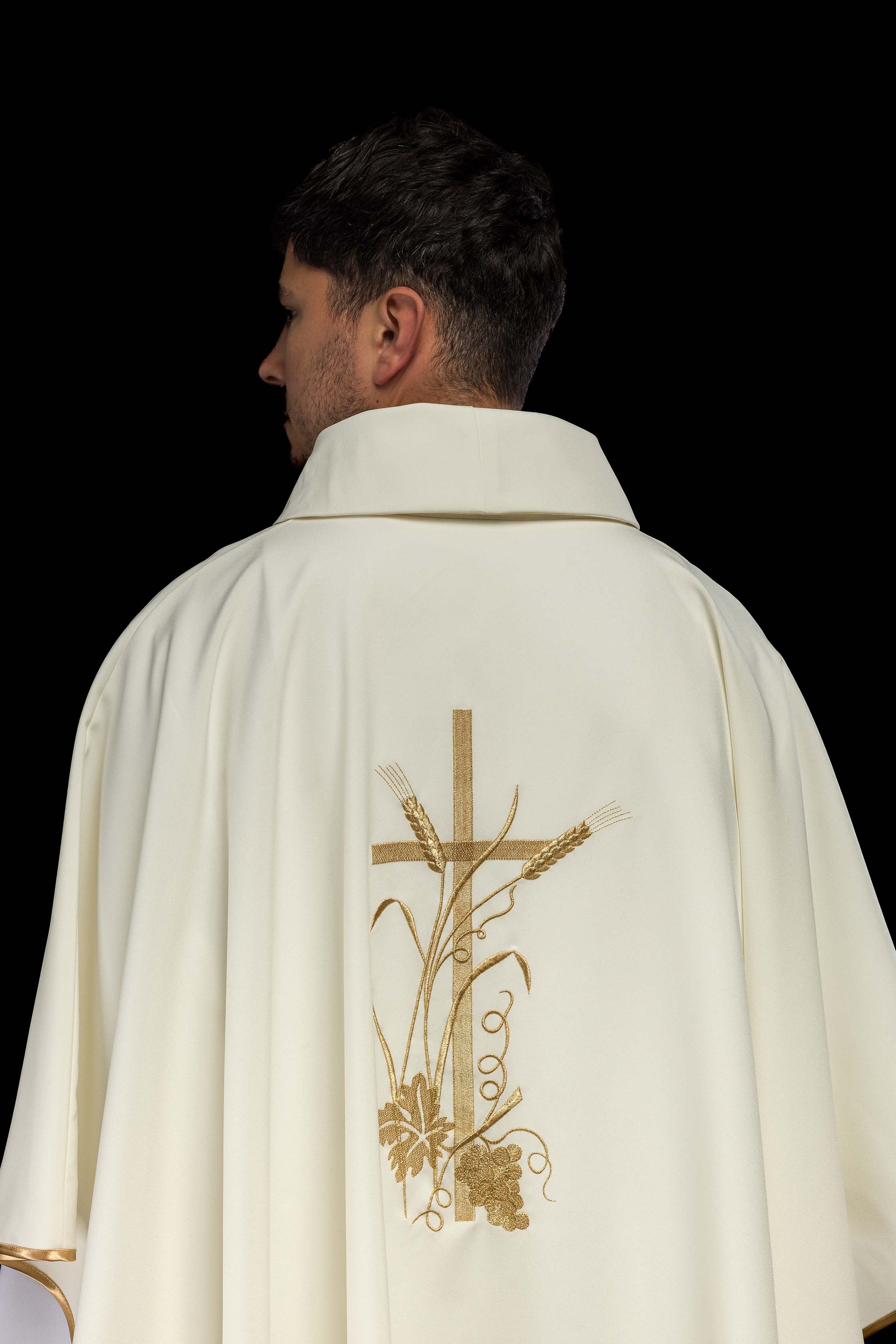 Chasuble brodée en écru