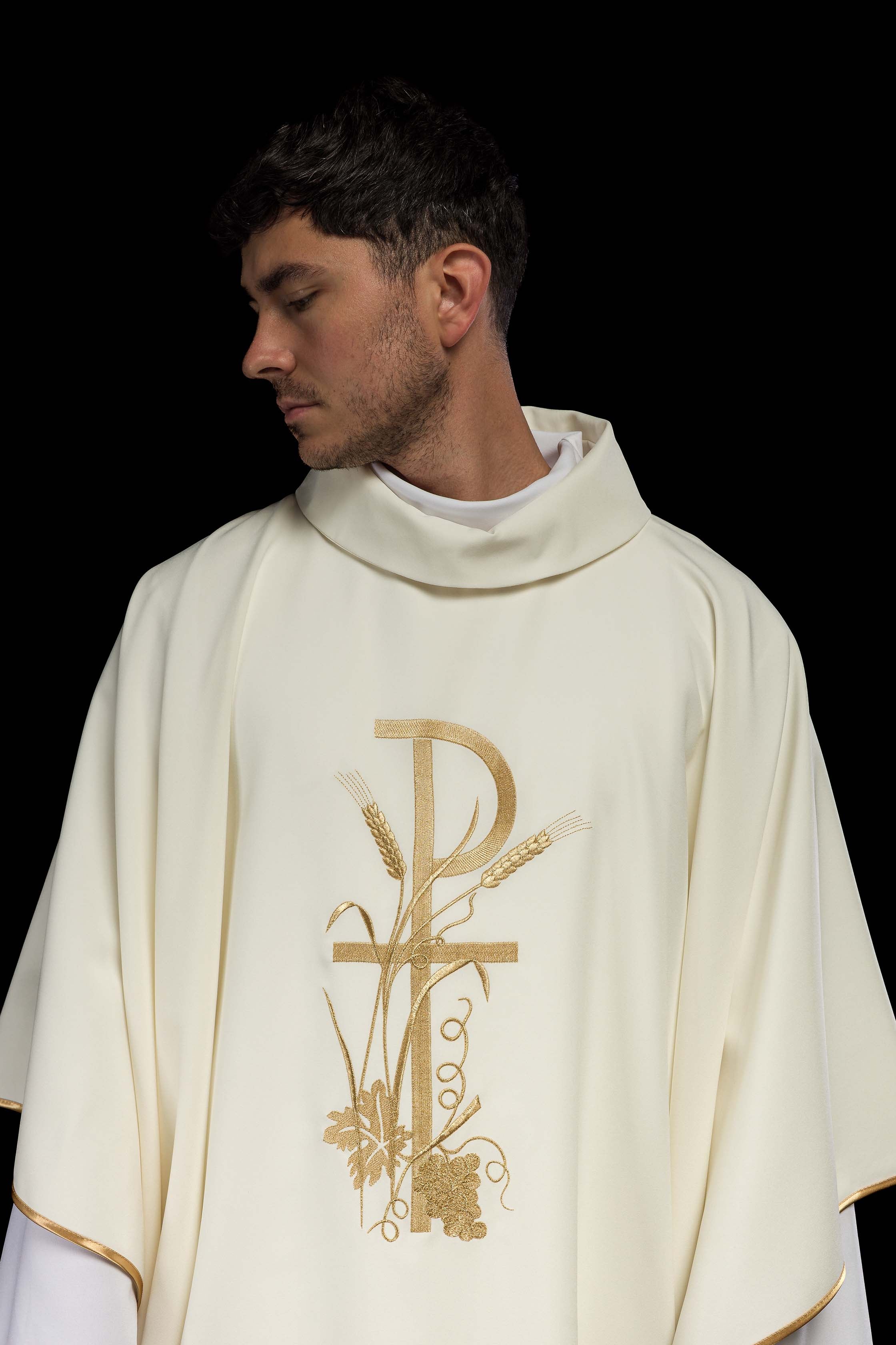 Chasuble brodée en écru