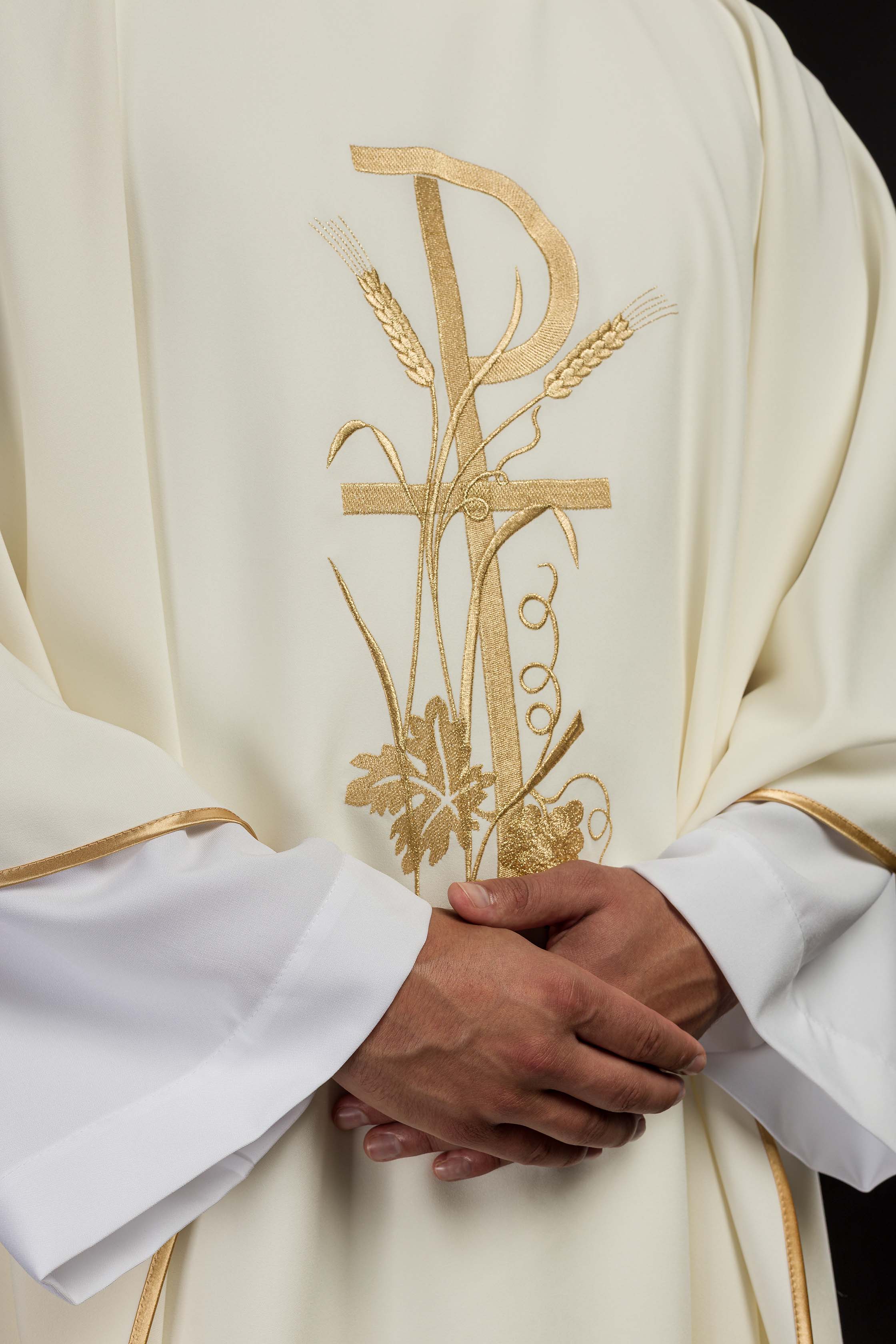 Chasuble brodée en écru