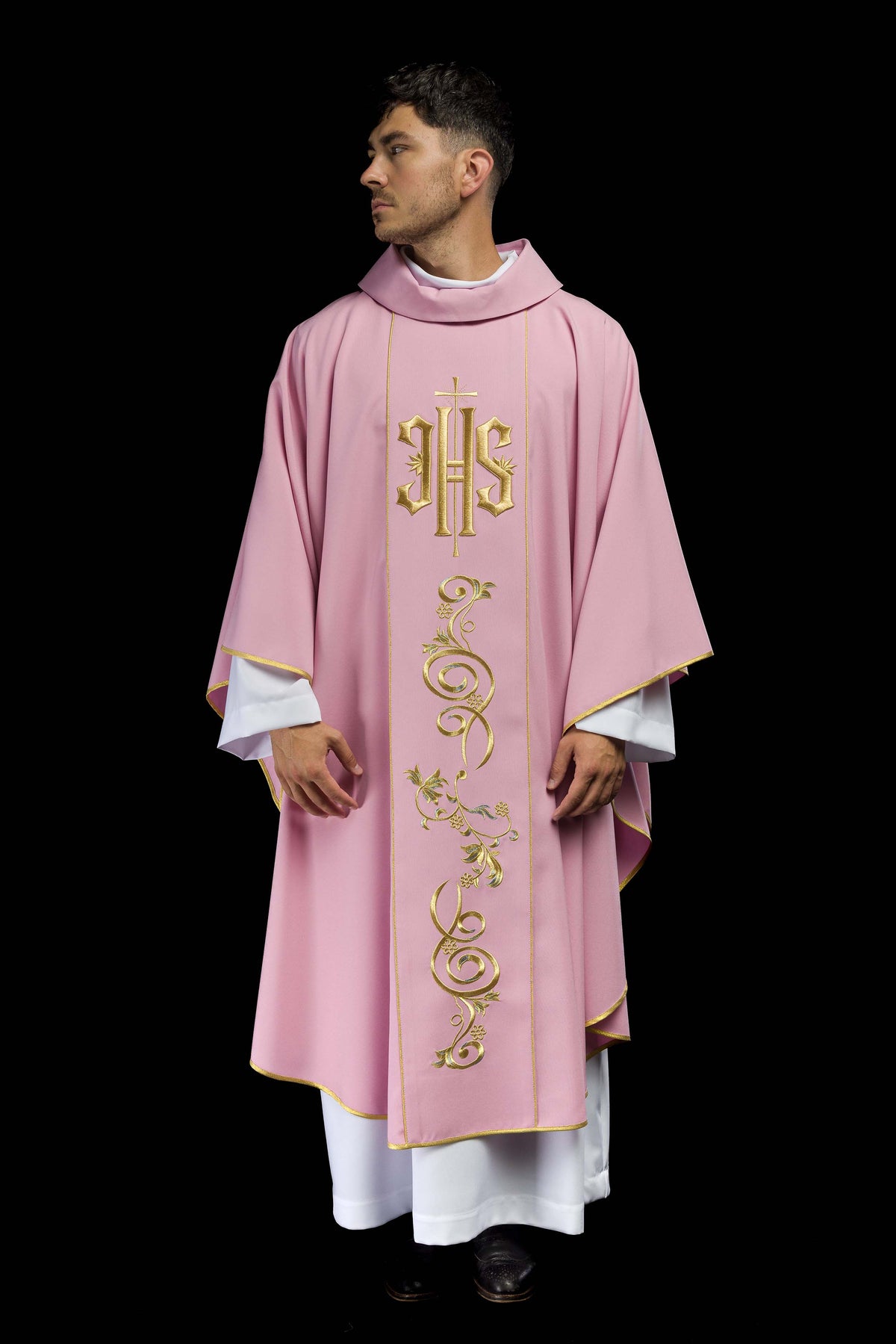 Chasuble brodée IHS rose