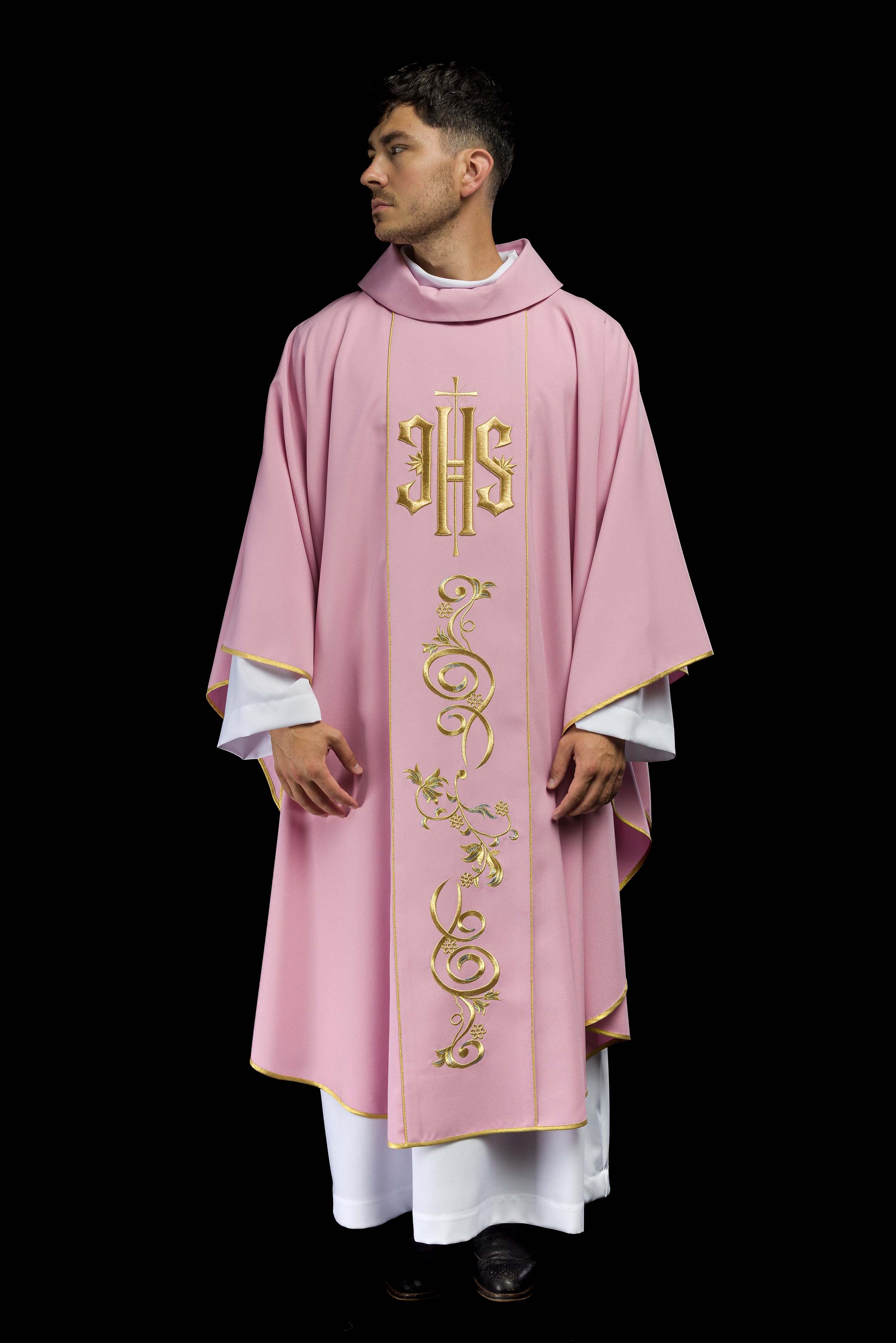 Chasuble brodée IHS rose