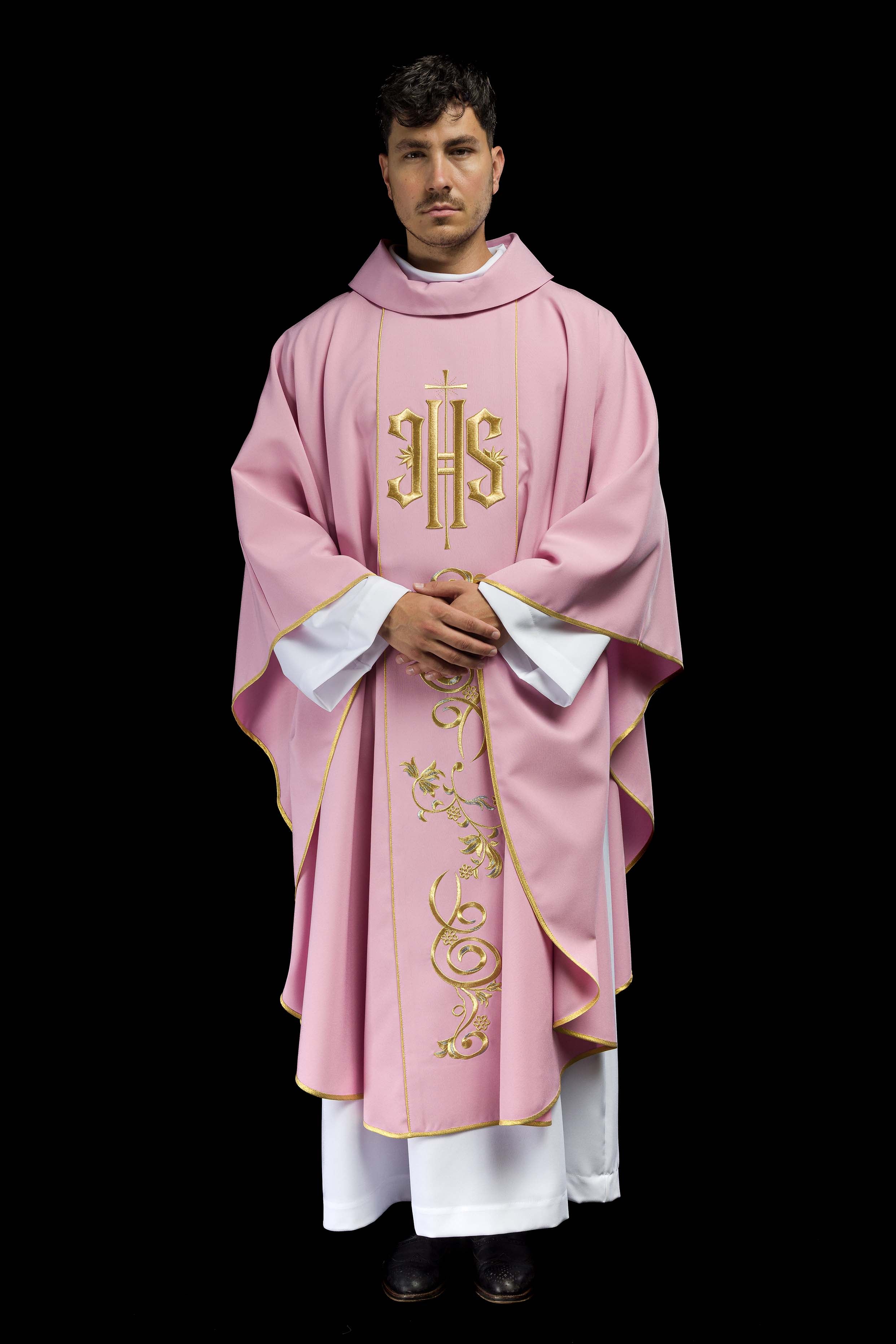 Chasuble brodée IHS rose