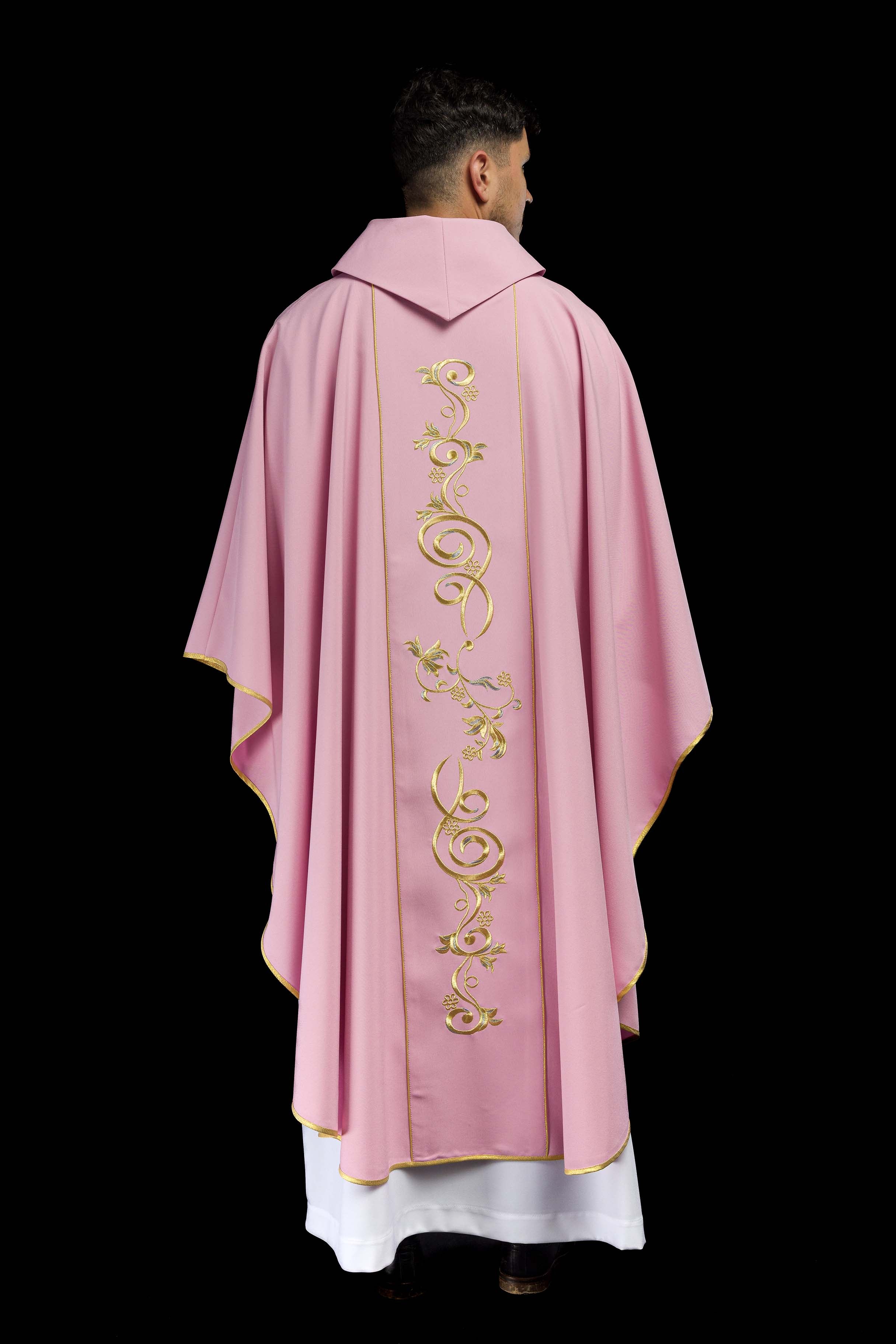 Chasuble brodée IHS rose