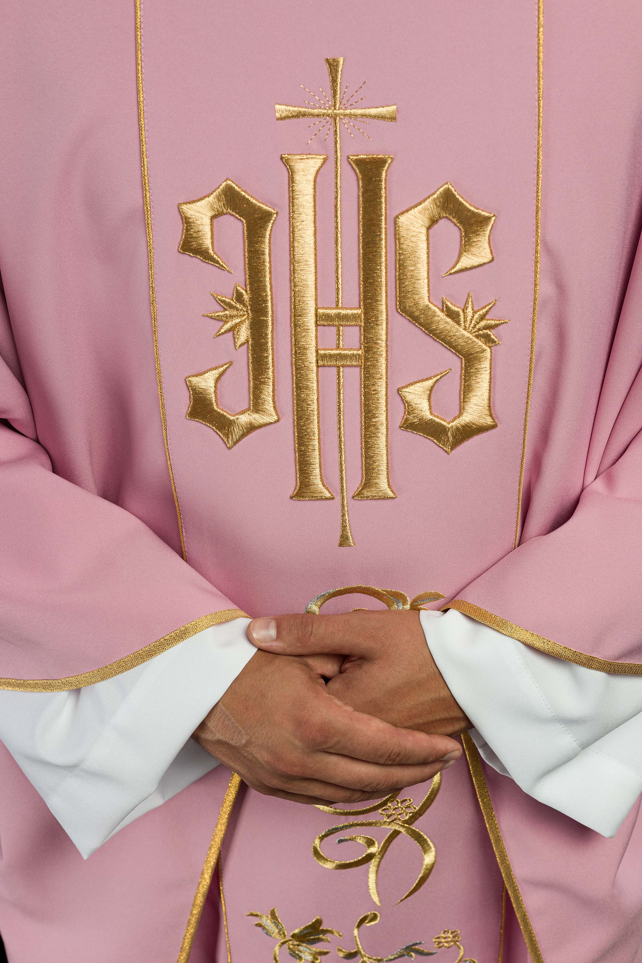 Chasuble brodée IHS rose