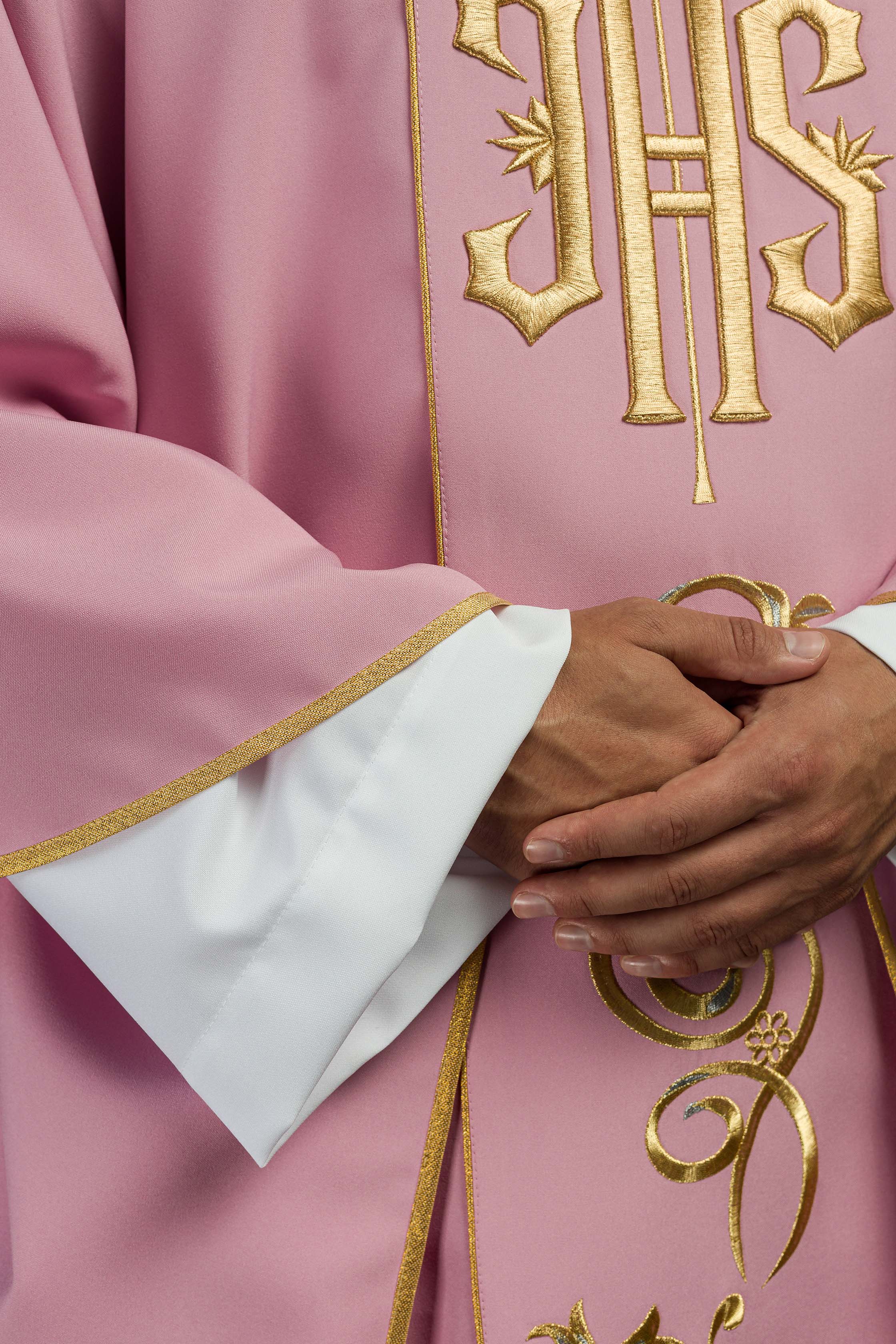 Chasuble brodée IHS rose