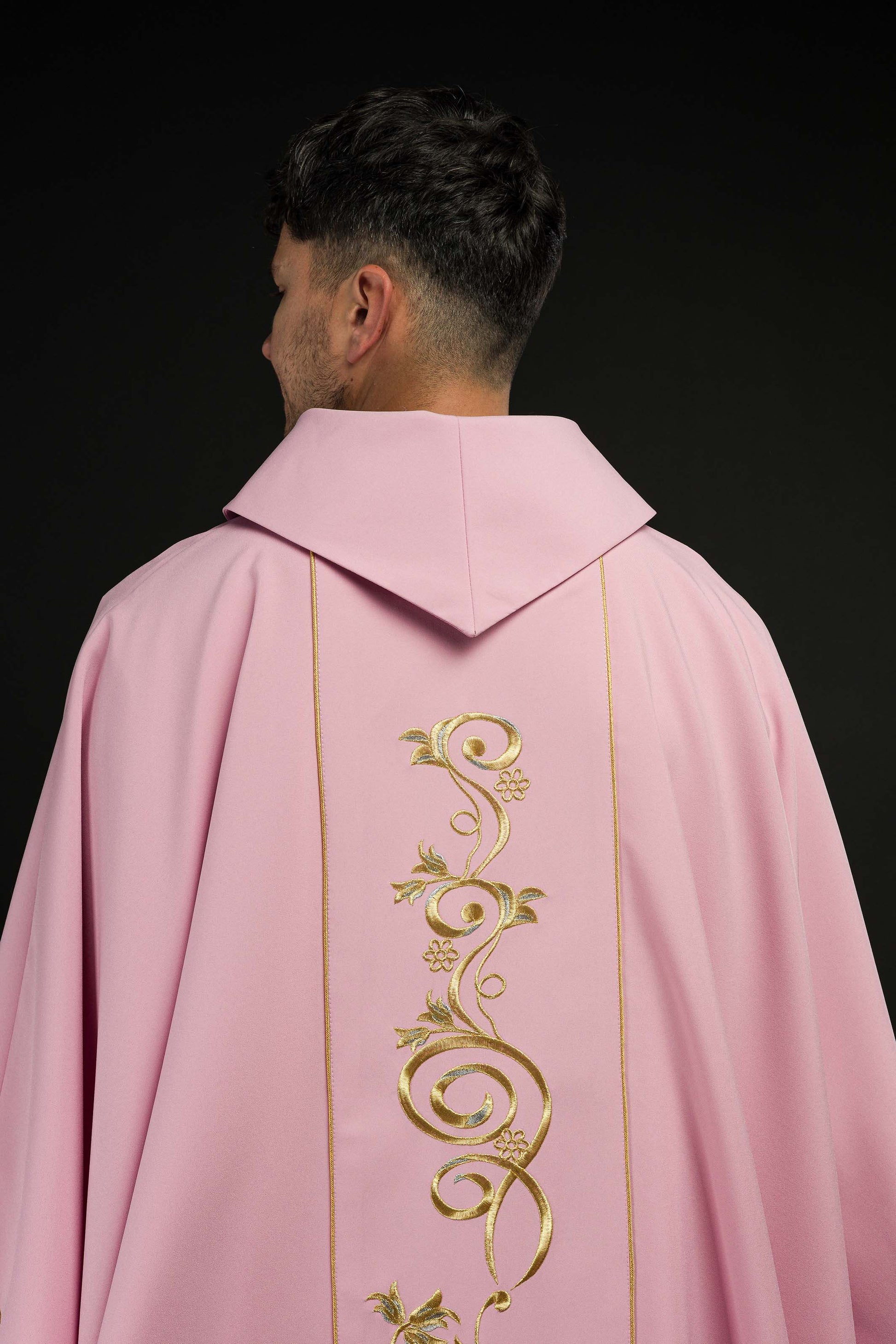 Chasuble brodée IHS rose