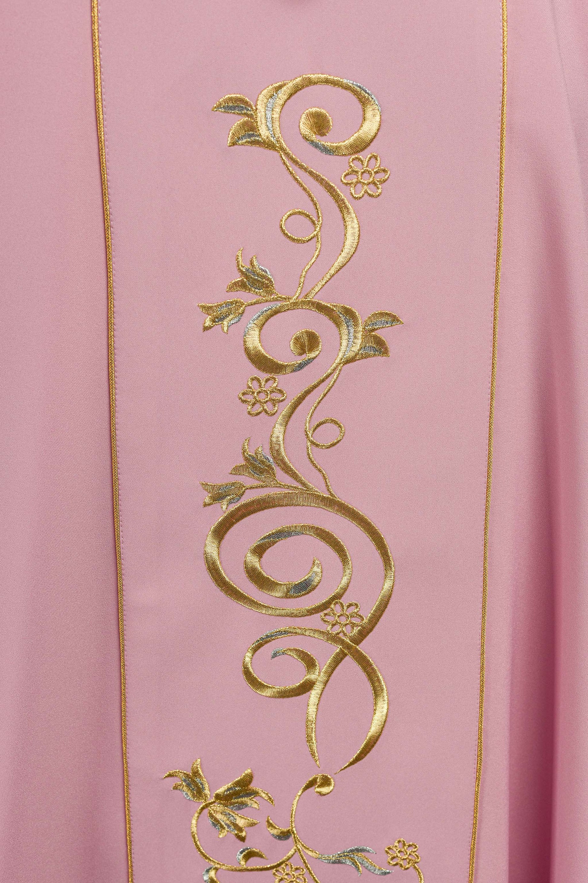 Chasuble brodée IHS rose