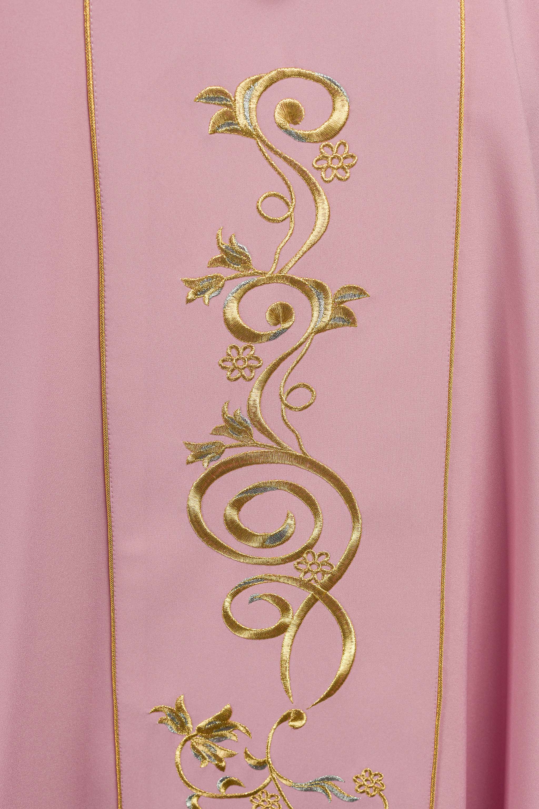 Chasuble brodée IHS rose