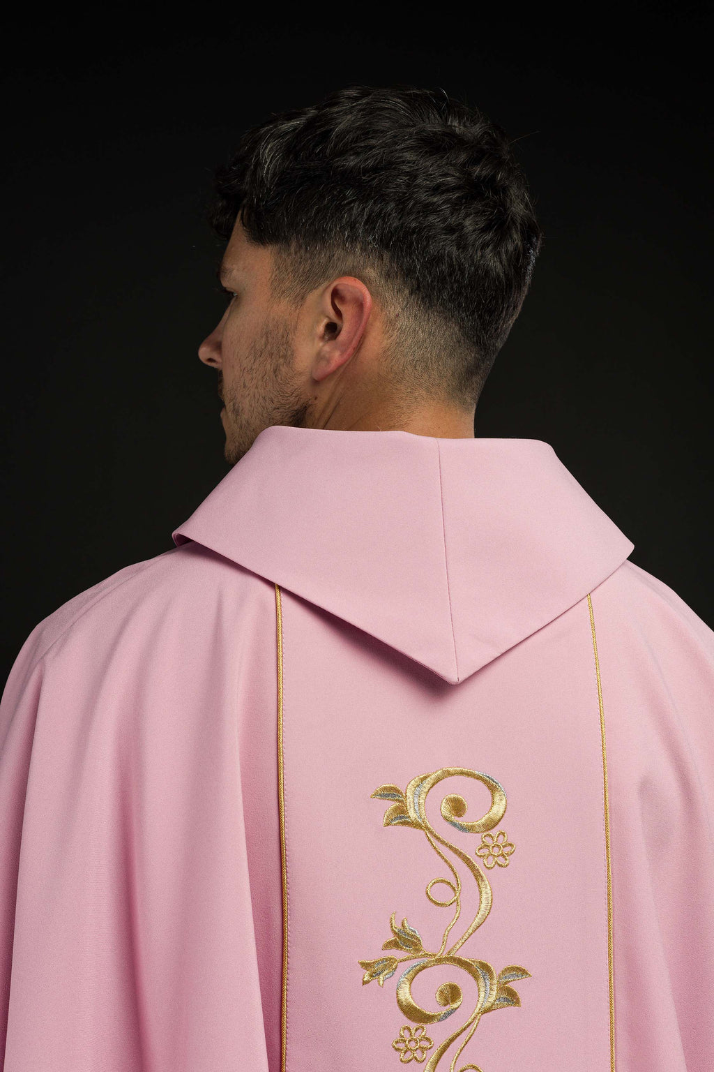Chasuble brodée IHS rose