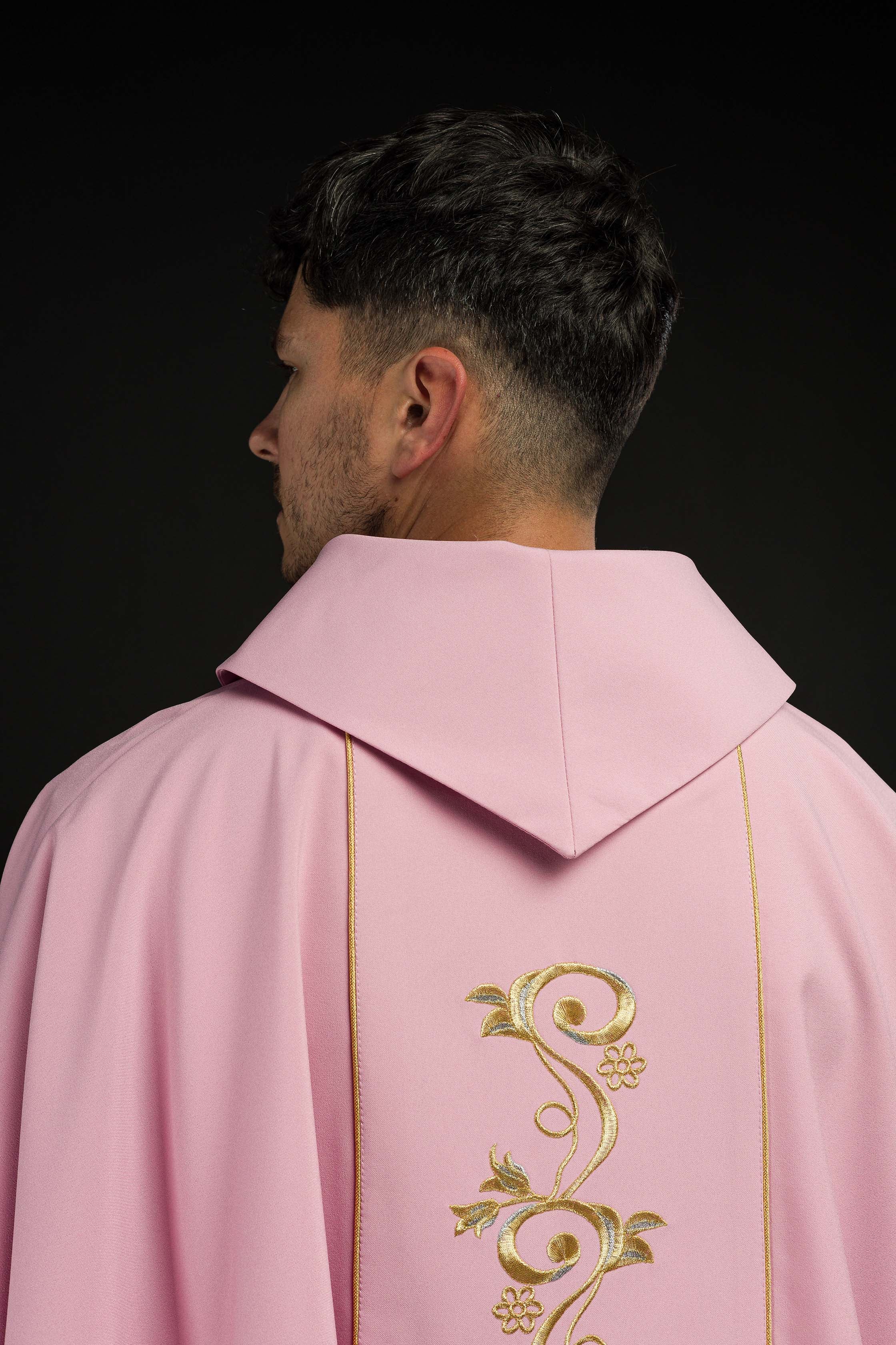 Chasuble brodée IHS rose