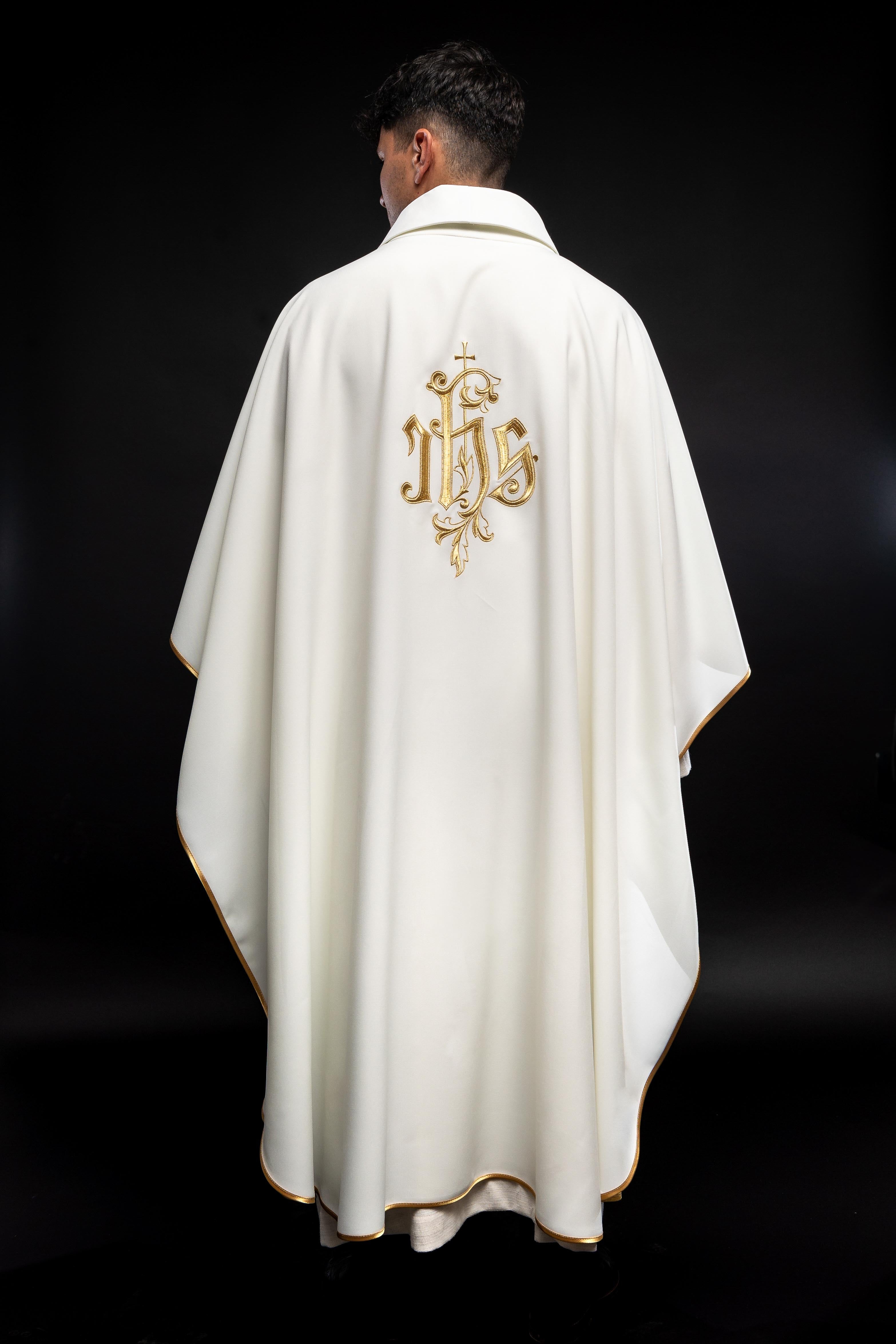 Chasuble crème avec broderie IHS dorée