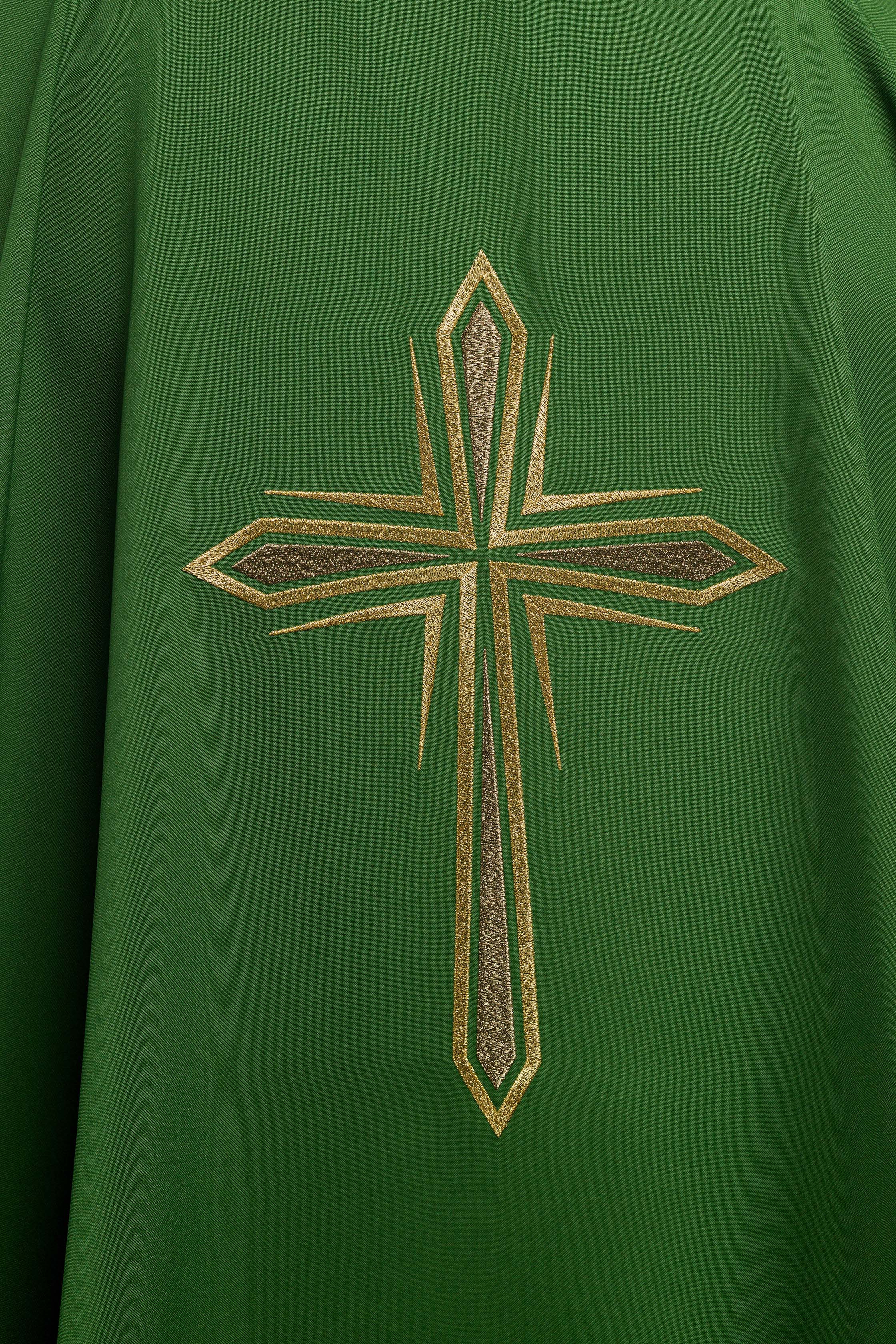 Chasuble verte avec broderie en croix