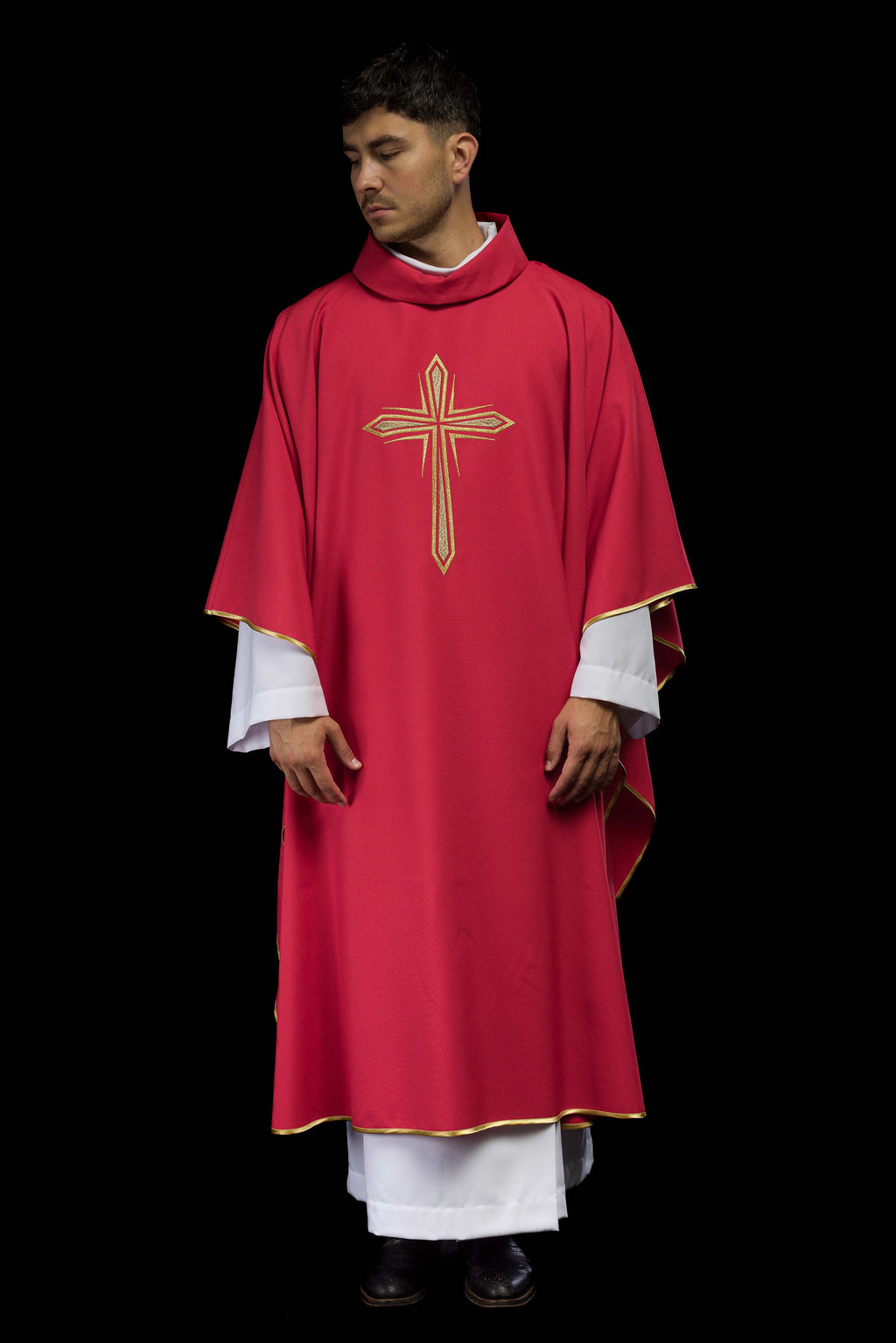 Chasuble rouge brodée d'une croix