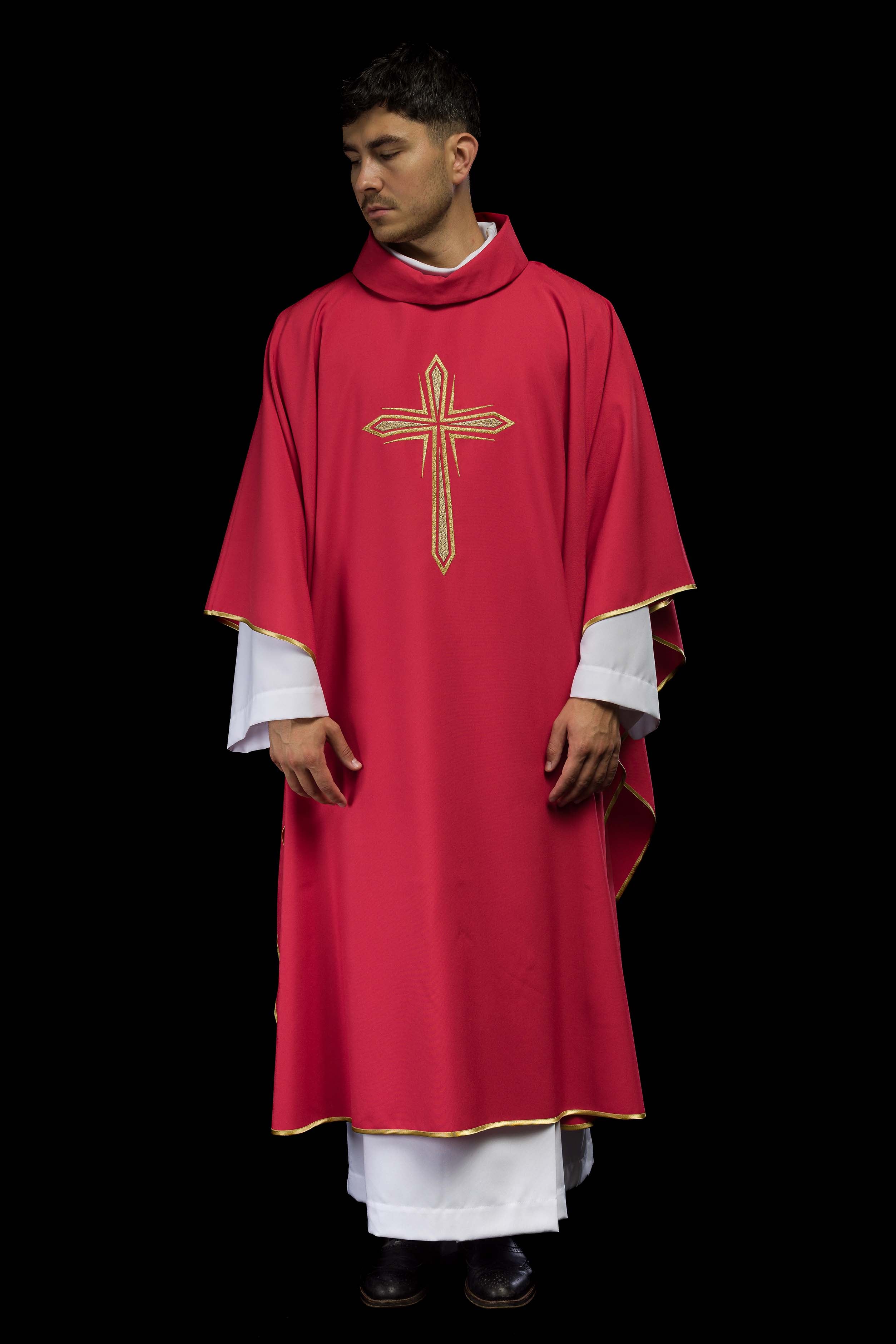 Chasuble rouge brodée d'une croix