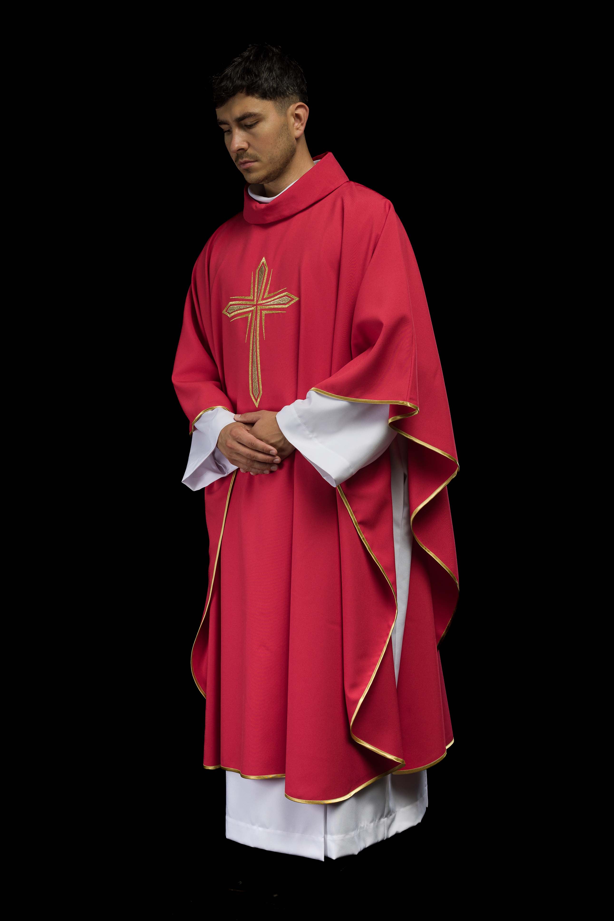 Chasuble rouge brodée d'une croix