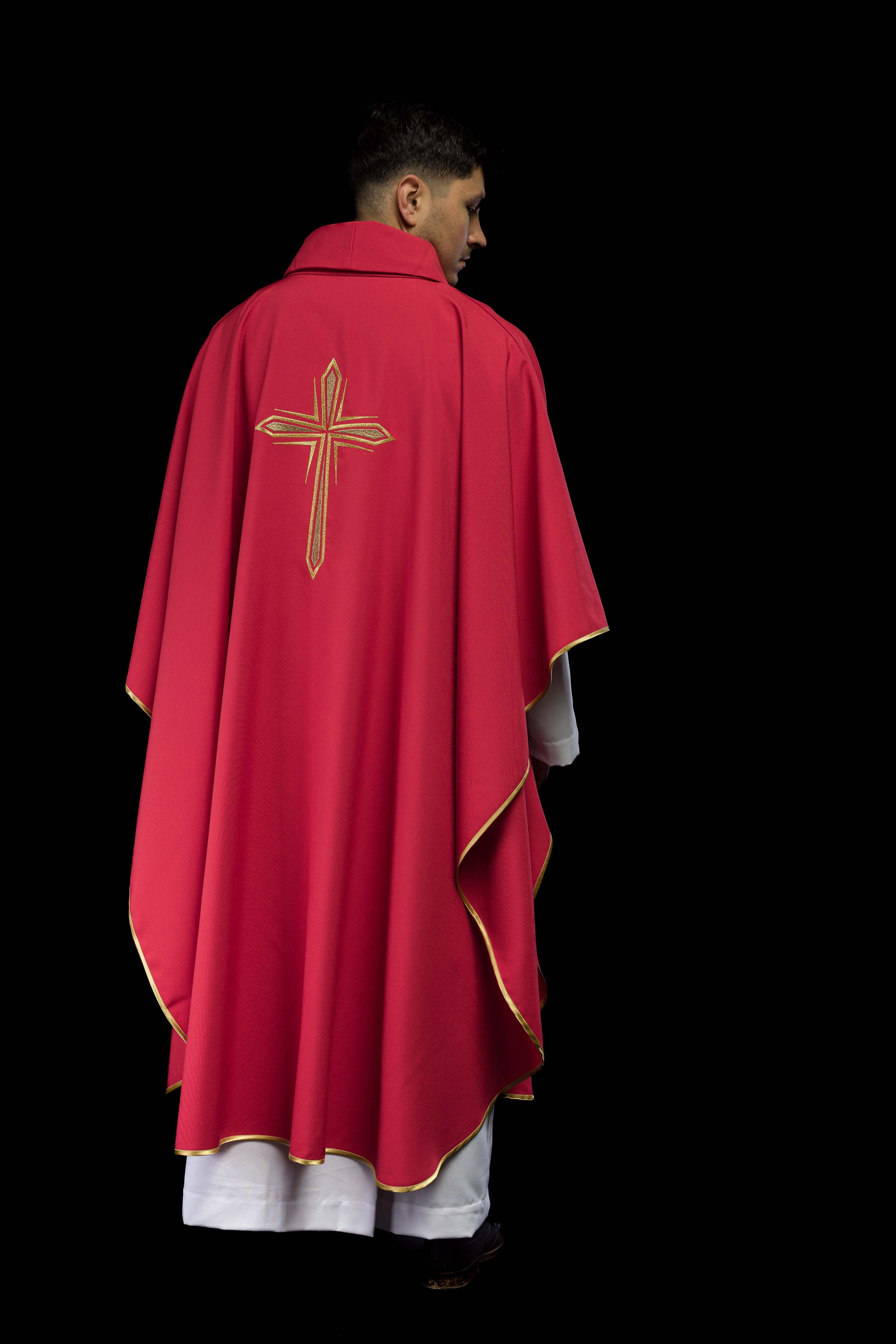 Chasuble rouge brodée d'une croix