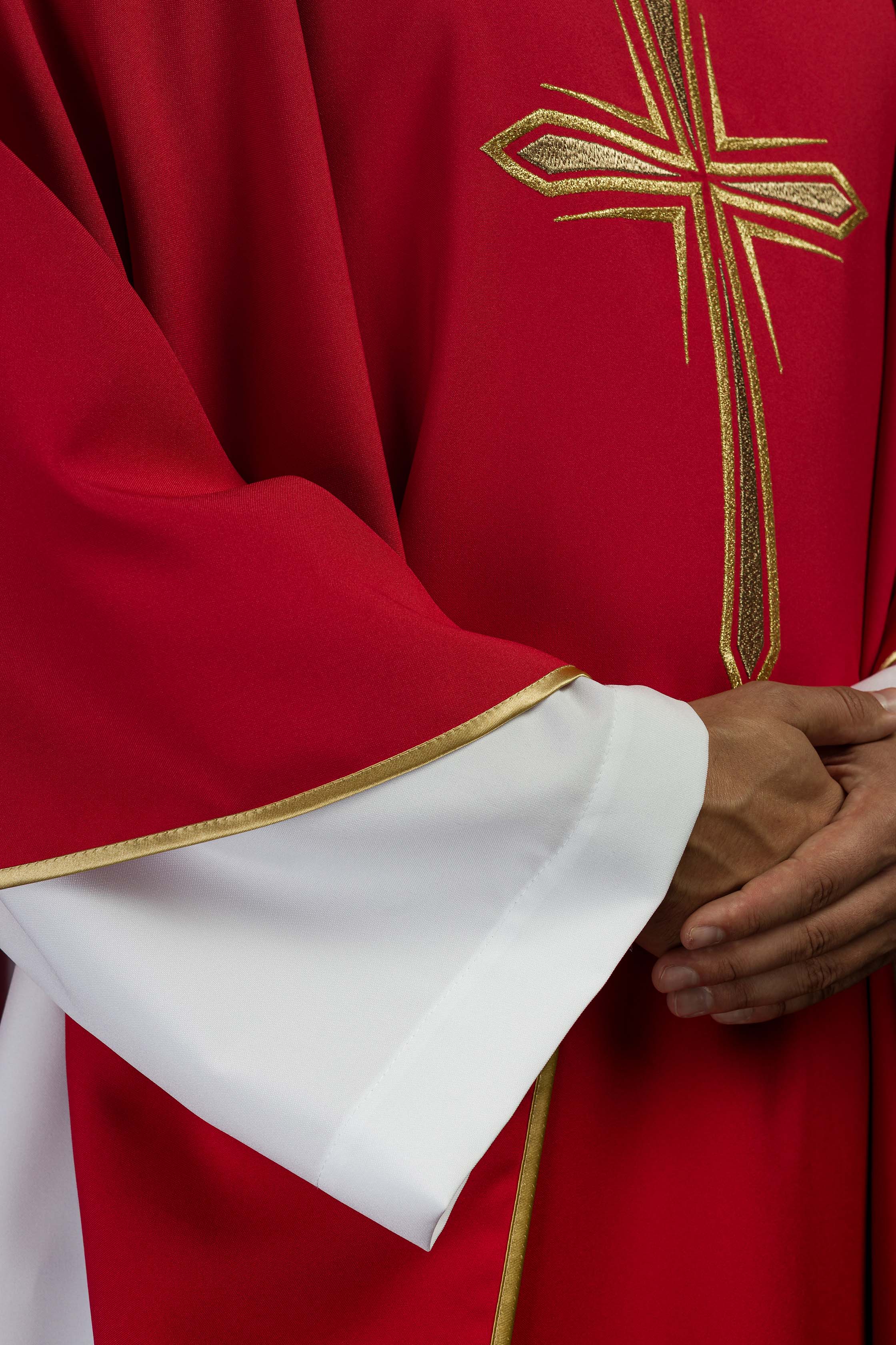Chasuble rouge brodée d'une croix