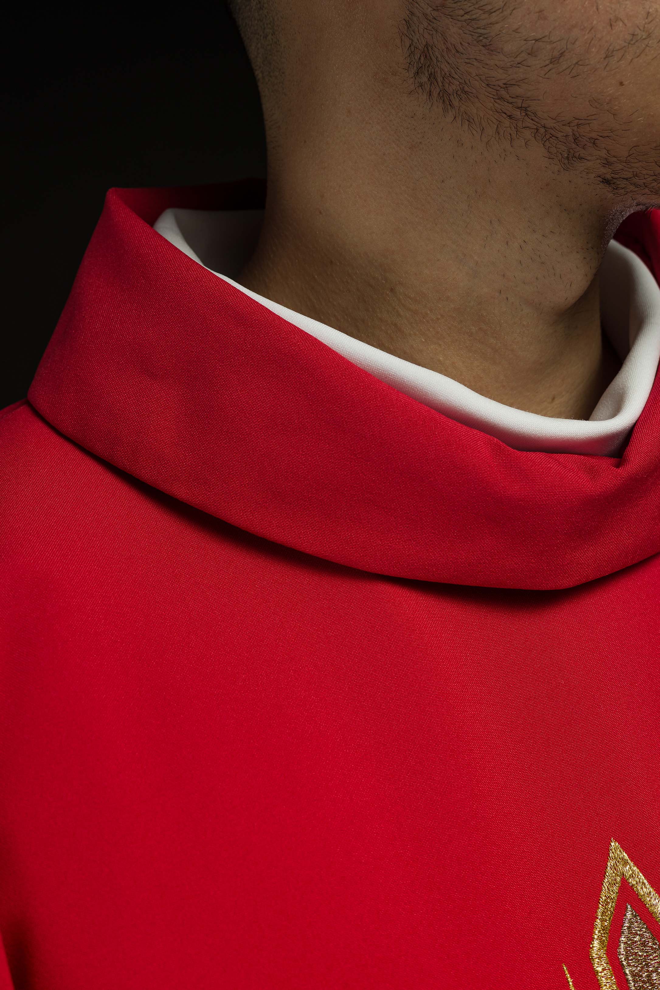 Chasuble rouge brodée d'une croix