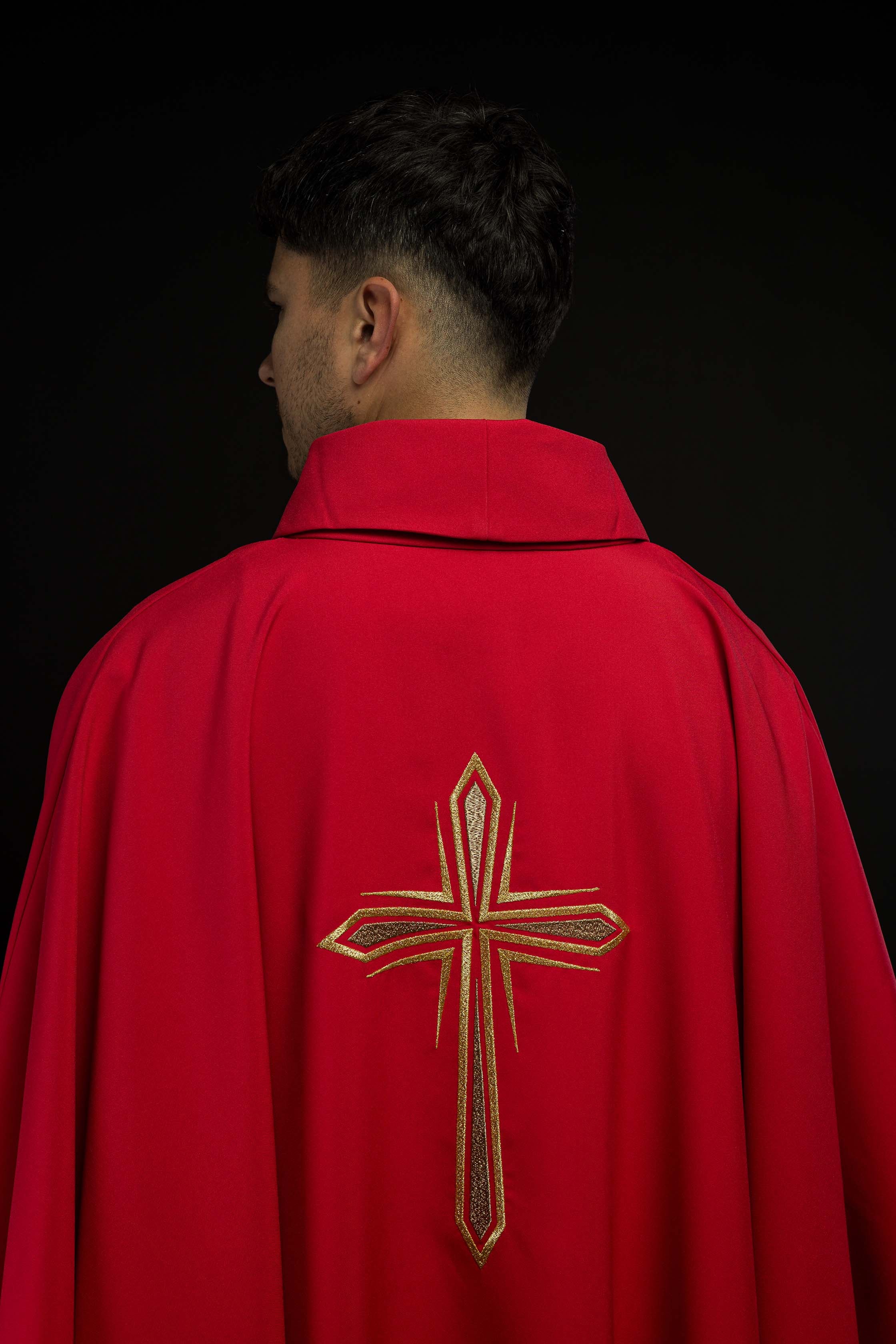 Chasuble rouge brodée d'une croix