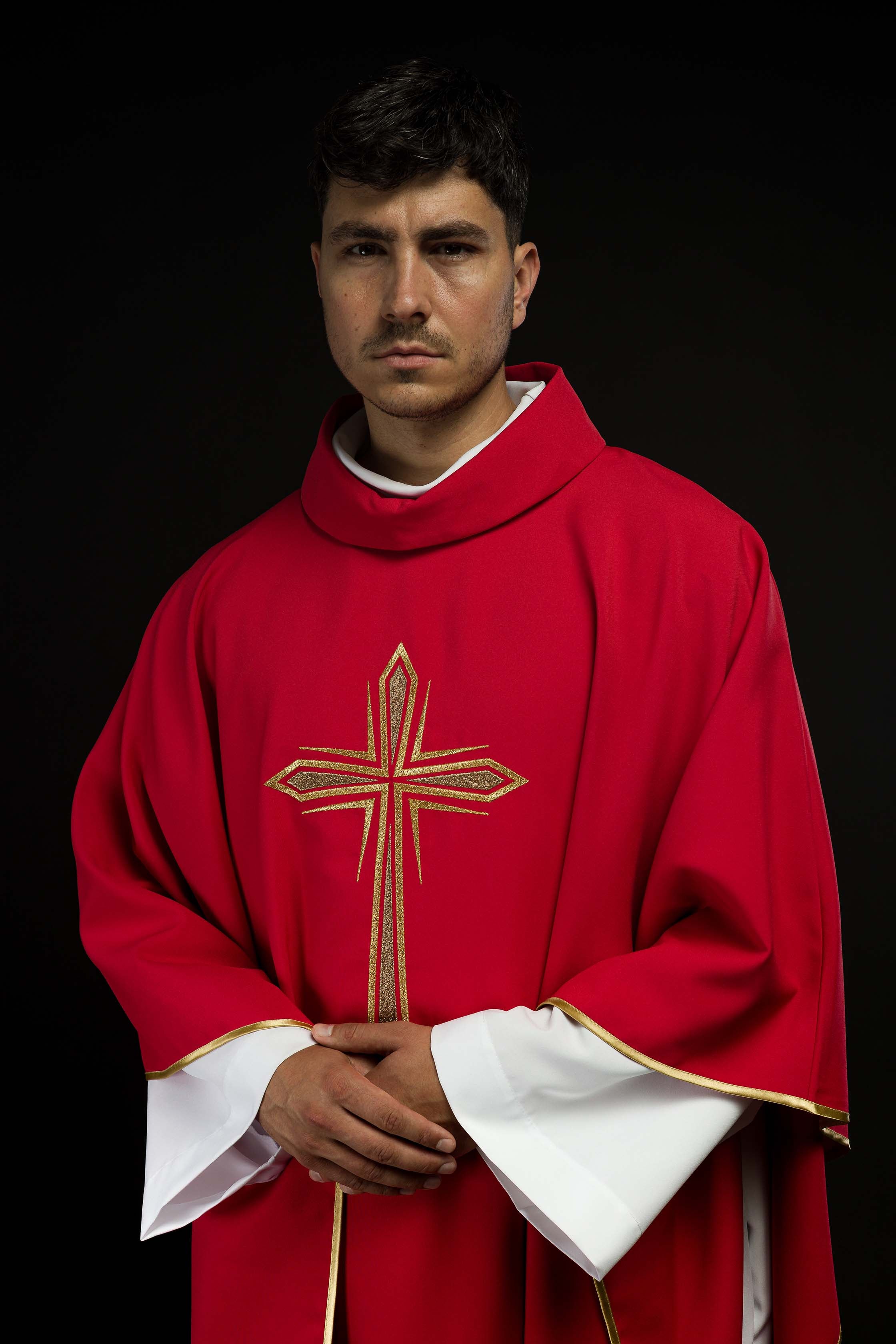 Chasuble rouge brodée d'une croix