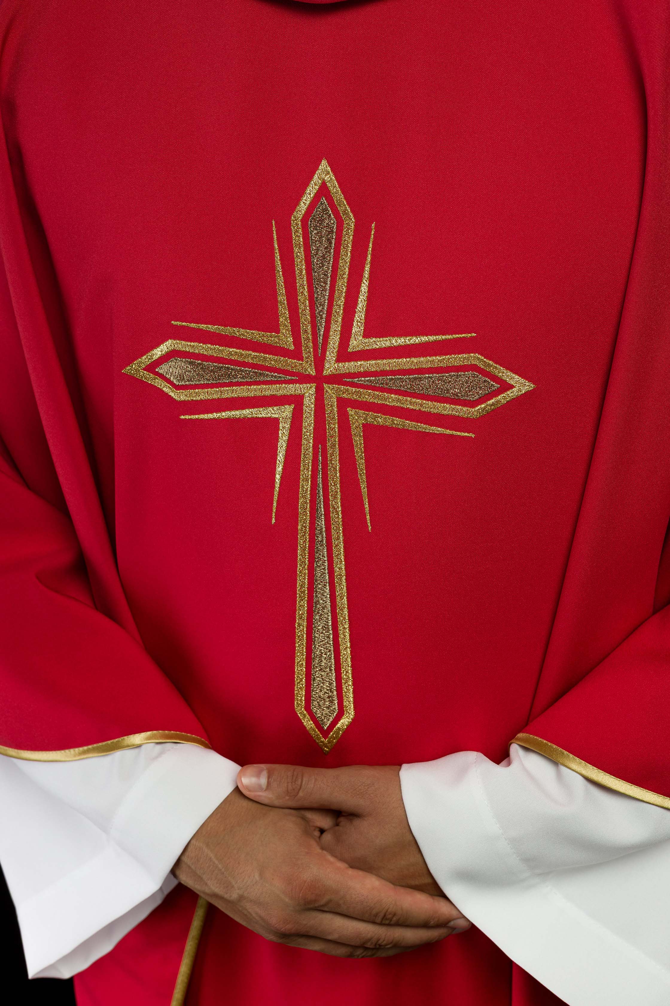 Chasuble rouge brodée d'une croix