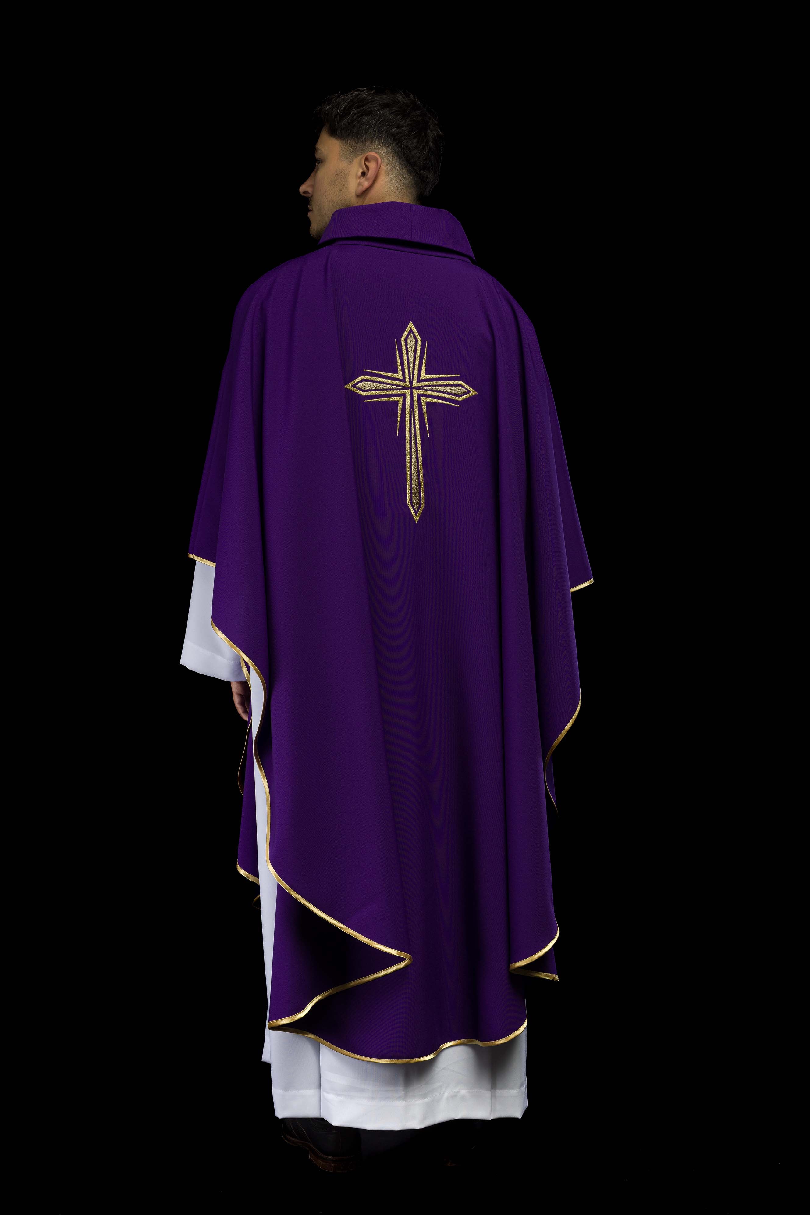 Chasuble violette avec broderie en croix