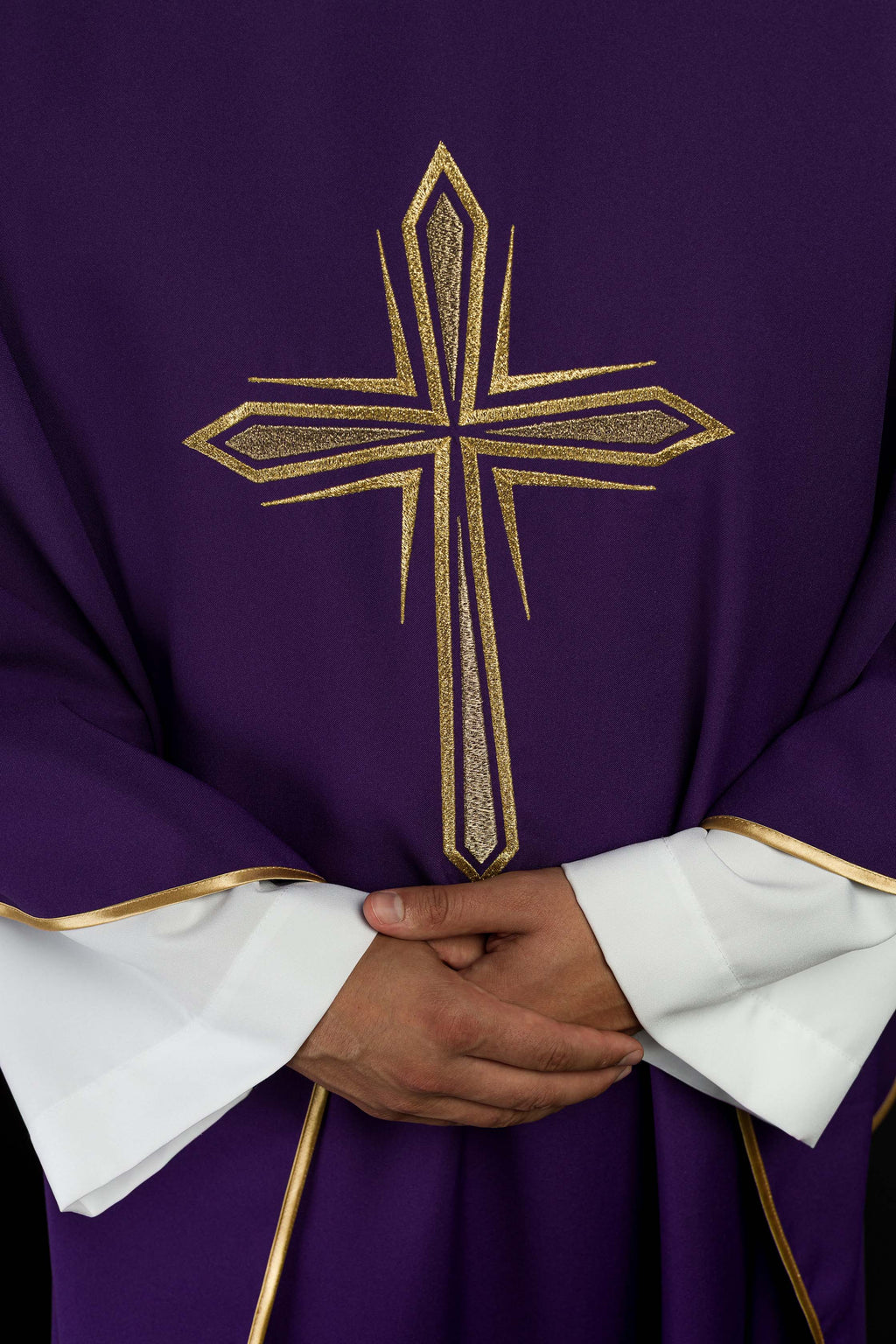 Chasuble violette avec broderie en croix