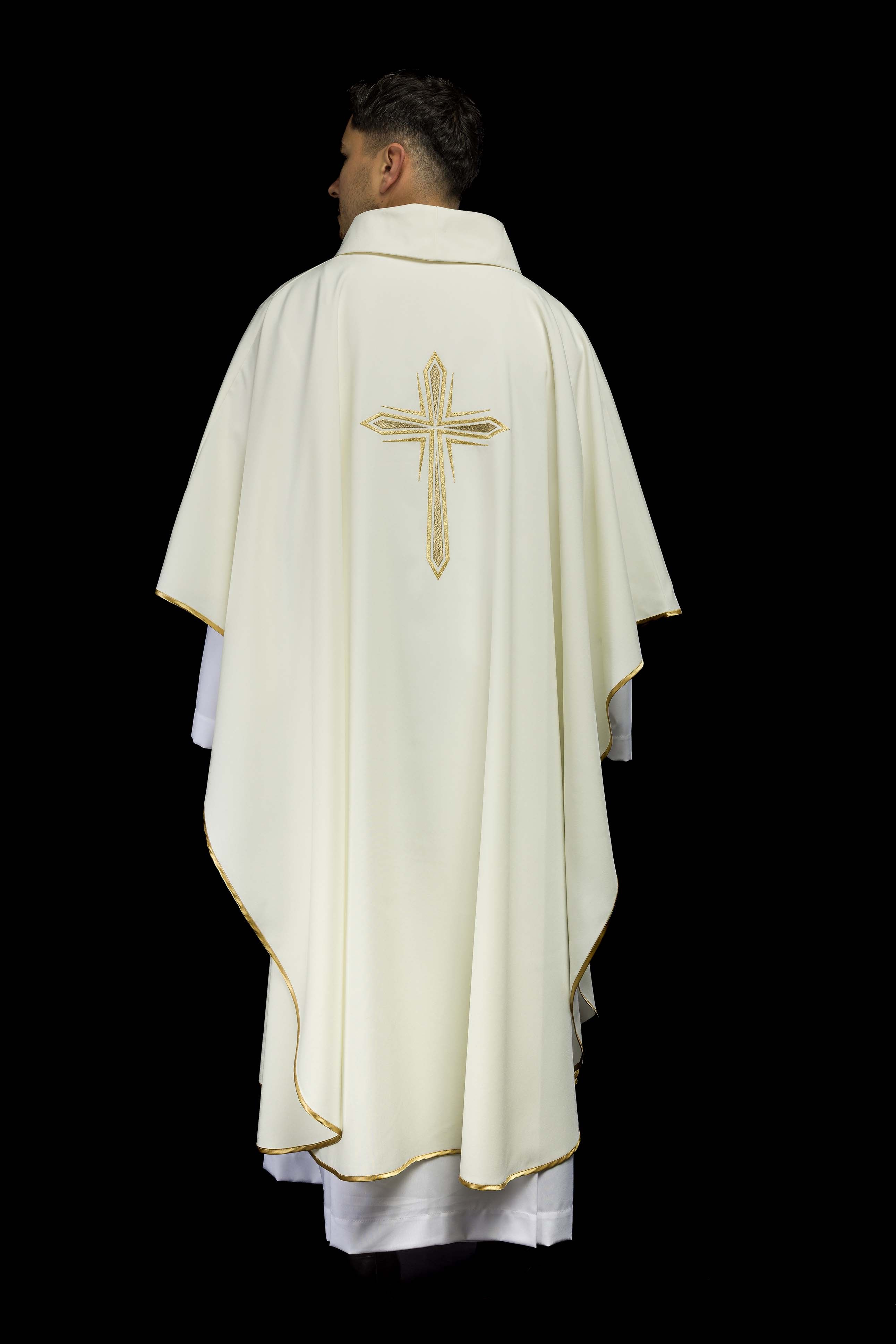 Chasuble brodée avec le motif de la Sainte-Croix