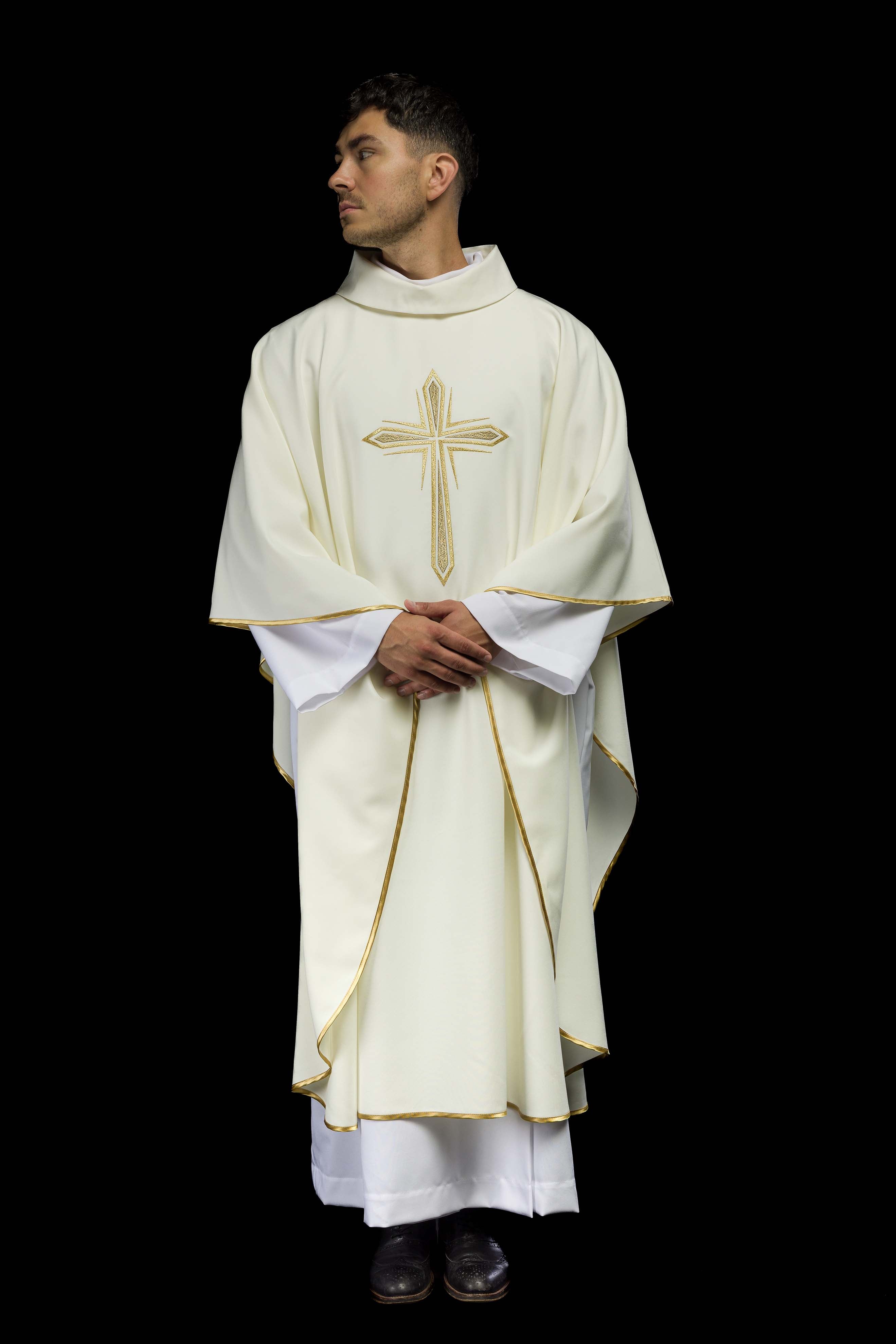 Chasuble brodée avec le motif de la Sainte-Croix