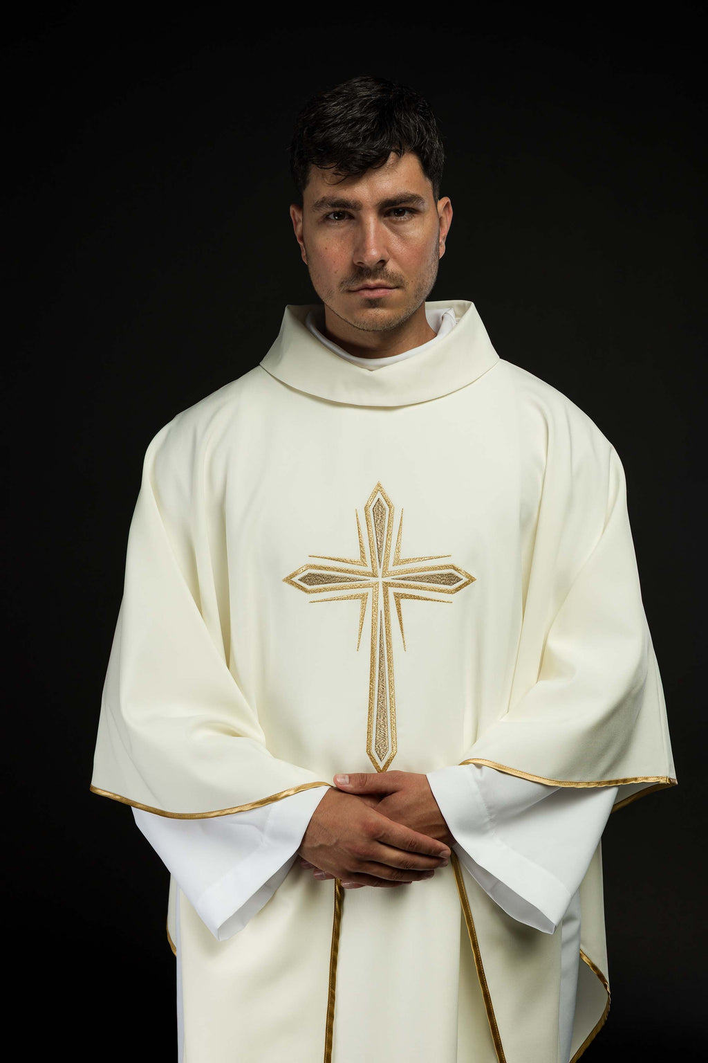 Chasuble brodée avec le motif de la Sainte-Croix