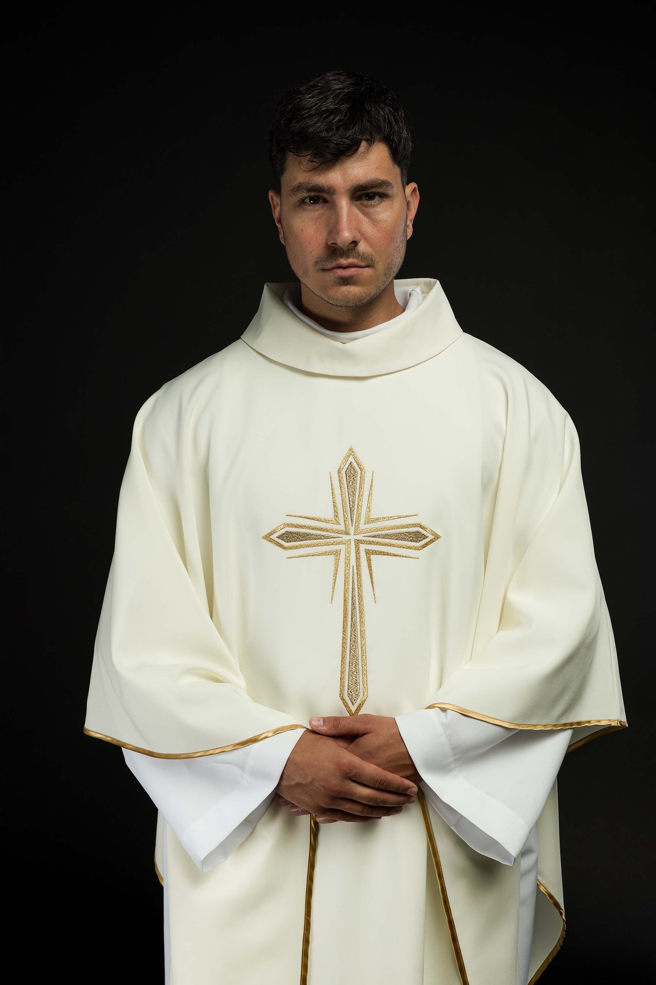 Chasuble brodée avec le motif de la Sainte-Croix