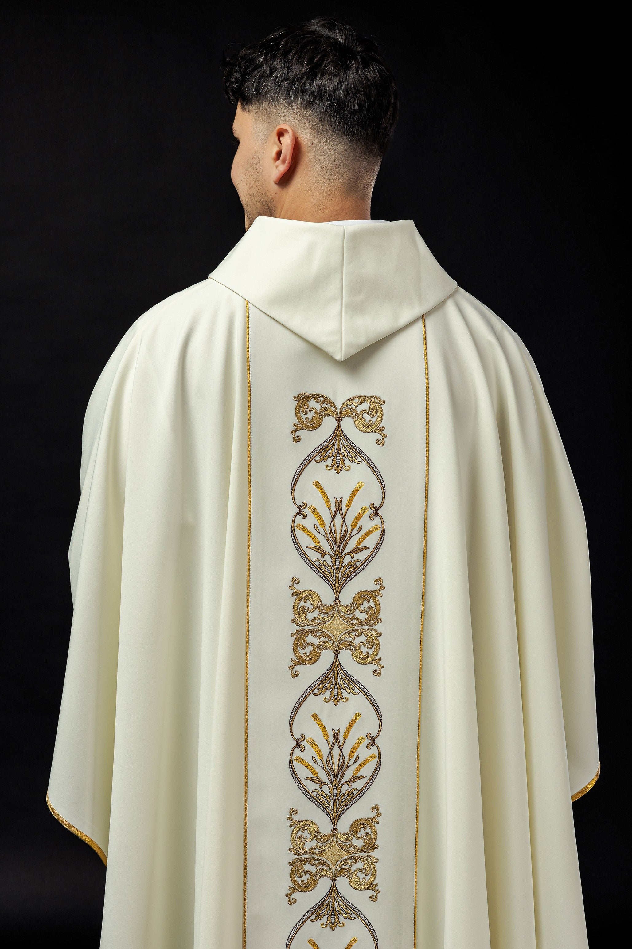 Chasuble IHS décorée en écru