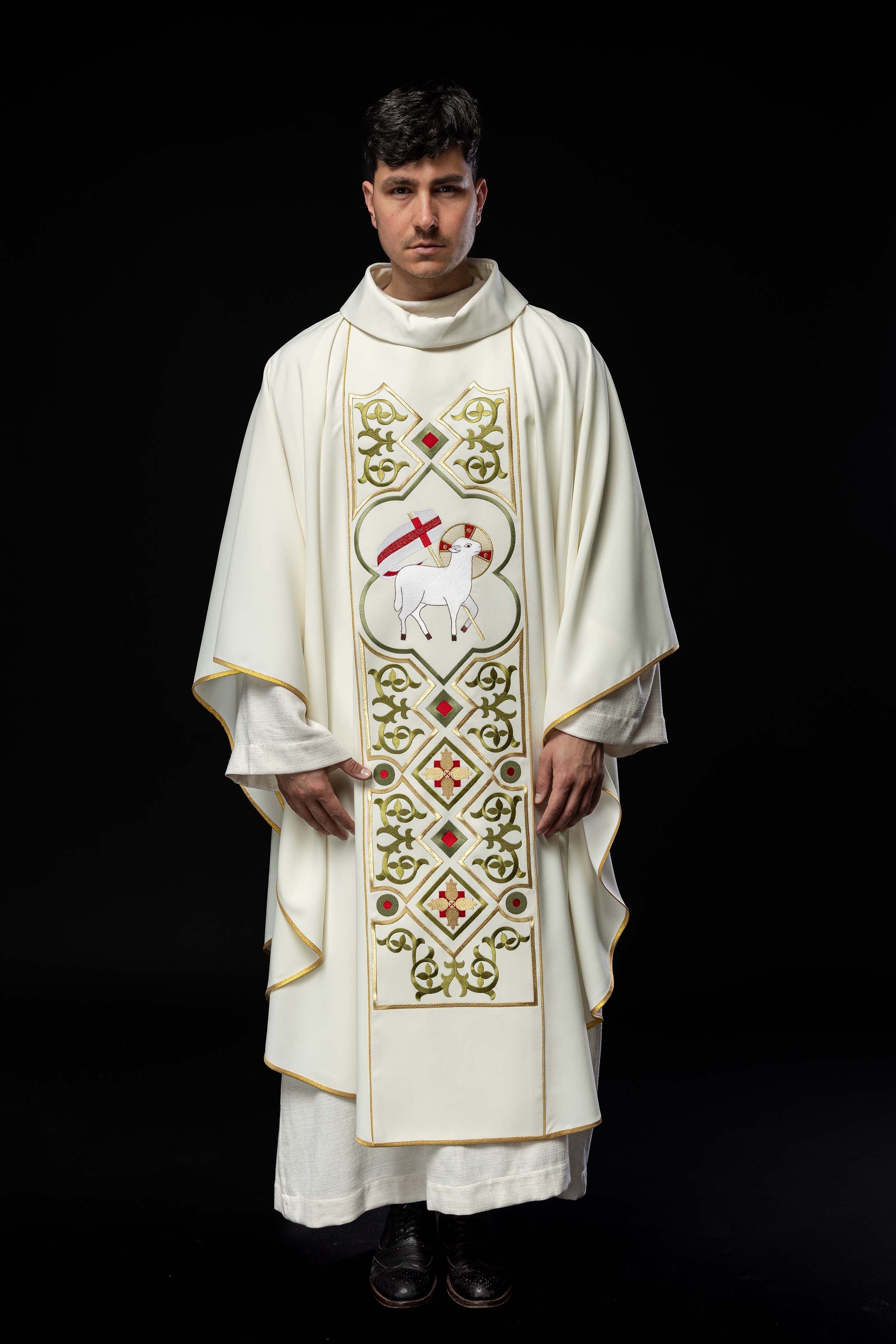Chasuble brodée avec motif en peau d'agneau écru