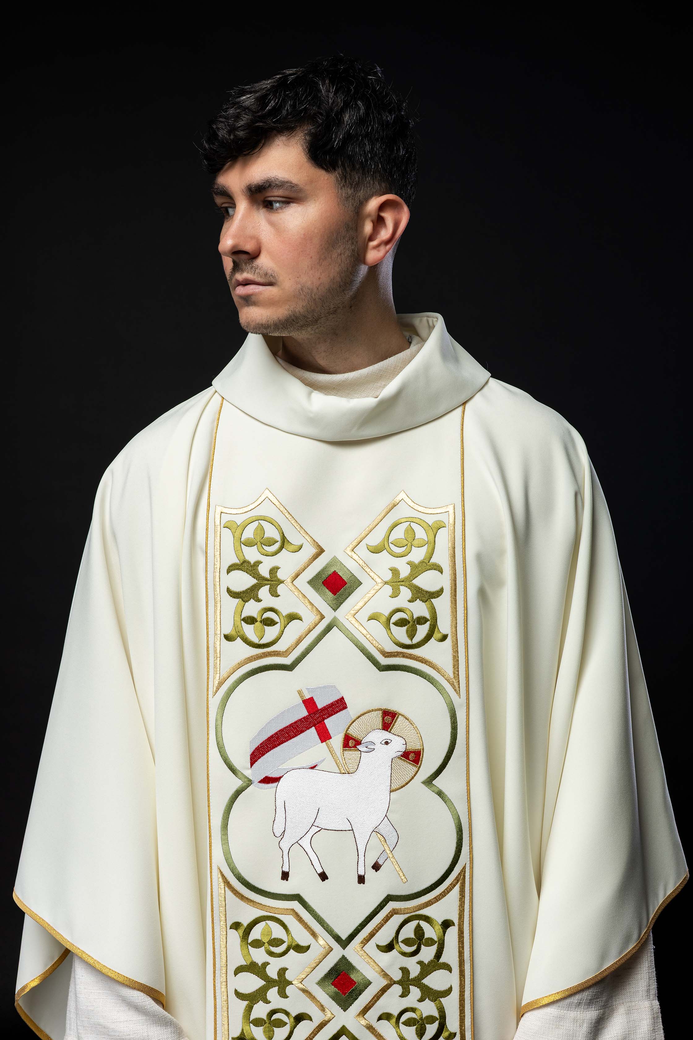 Chasuble brodée avec motif en peau d'agneau écru