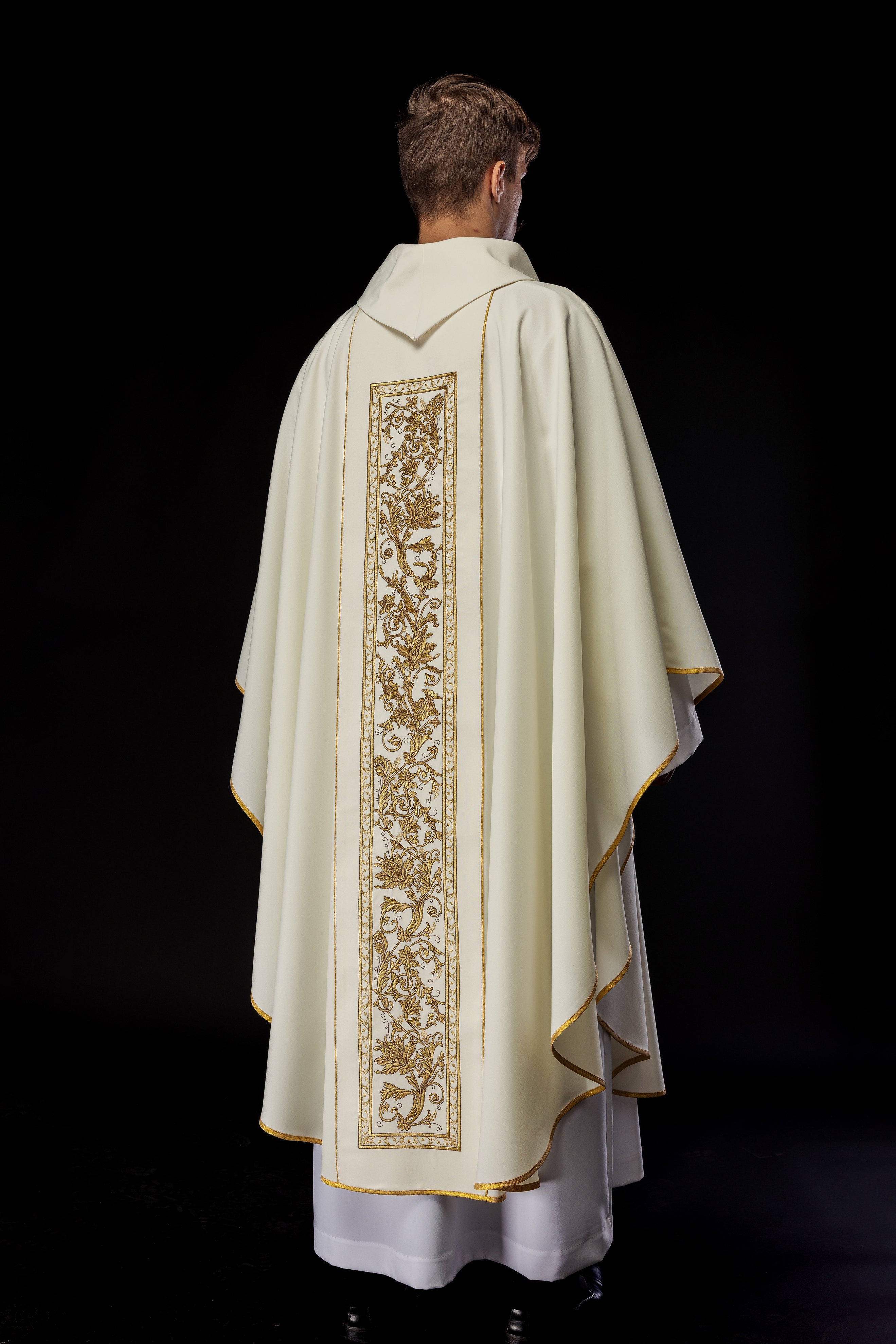 Chasuble avec broderie du calice eucharistique en écru