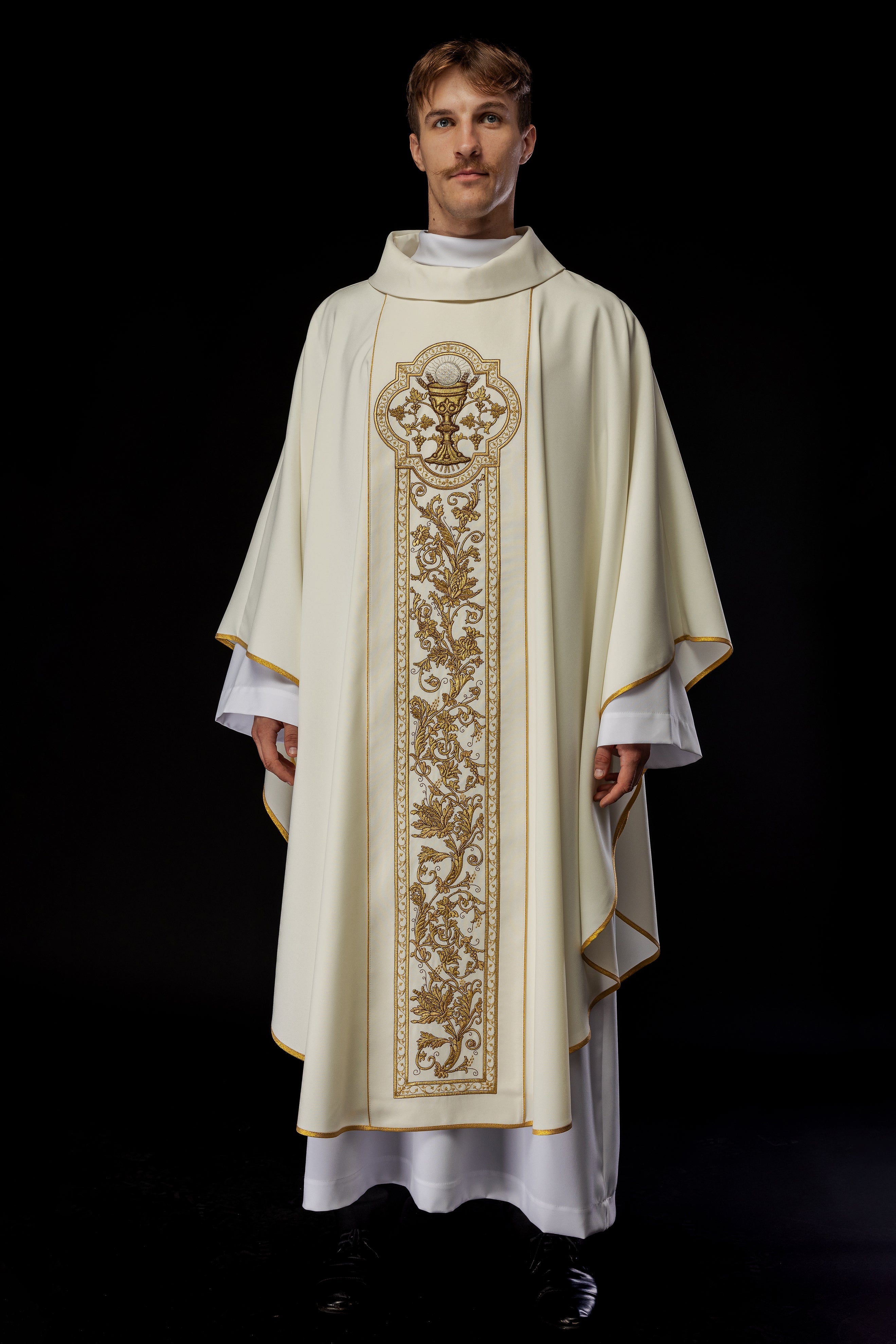 Chasuble avec broderie du calice eucharistique en écru