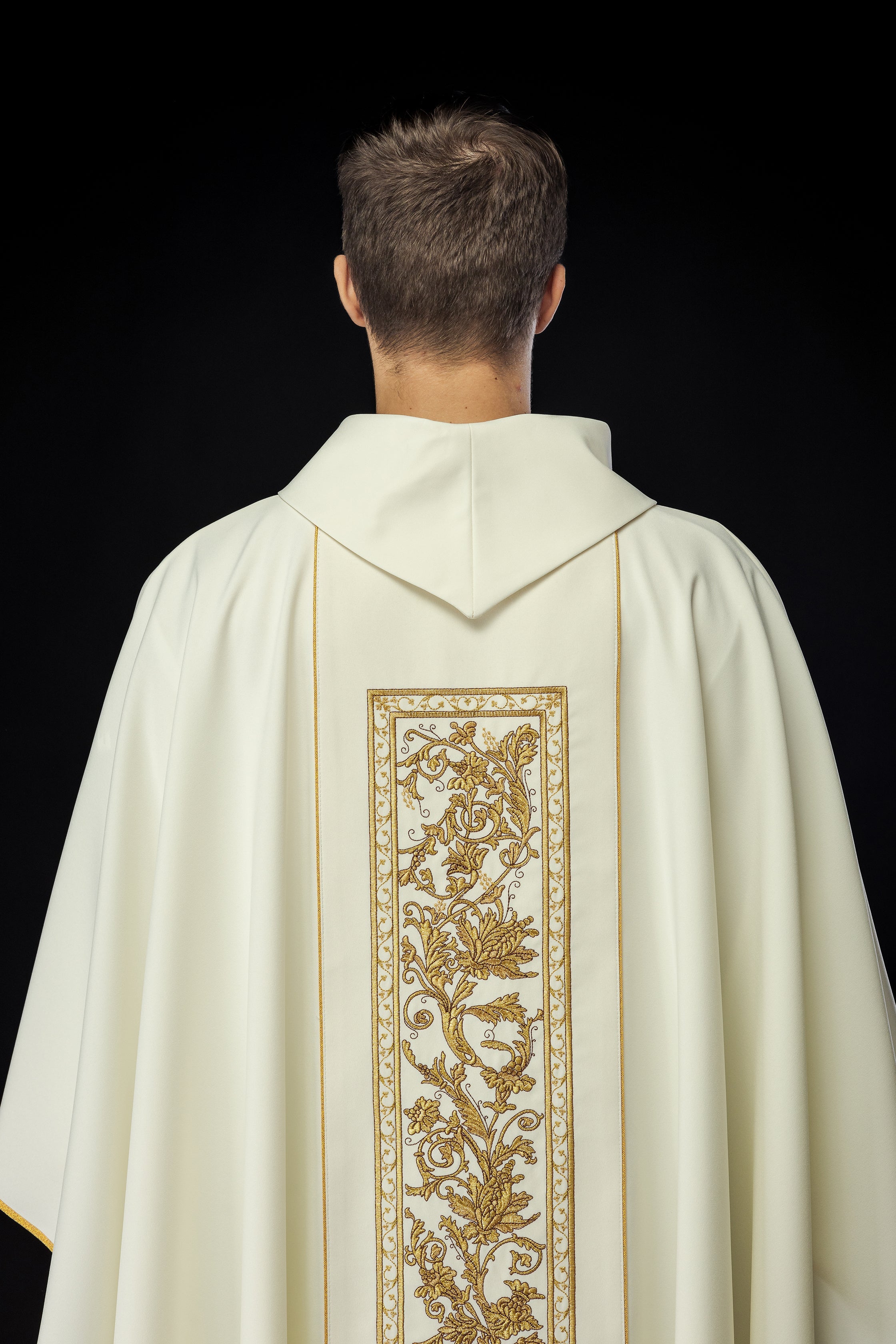 Chasuble avec broderie du calice eucharistique en écru