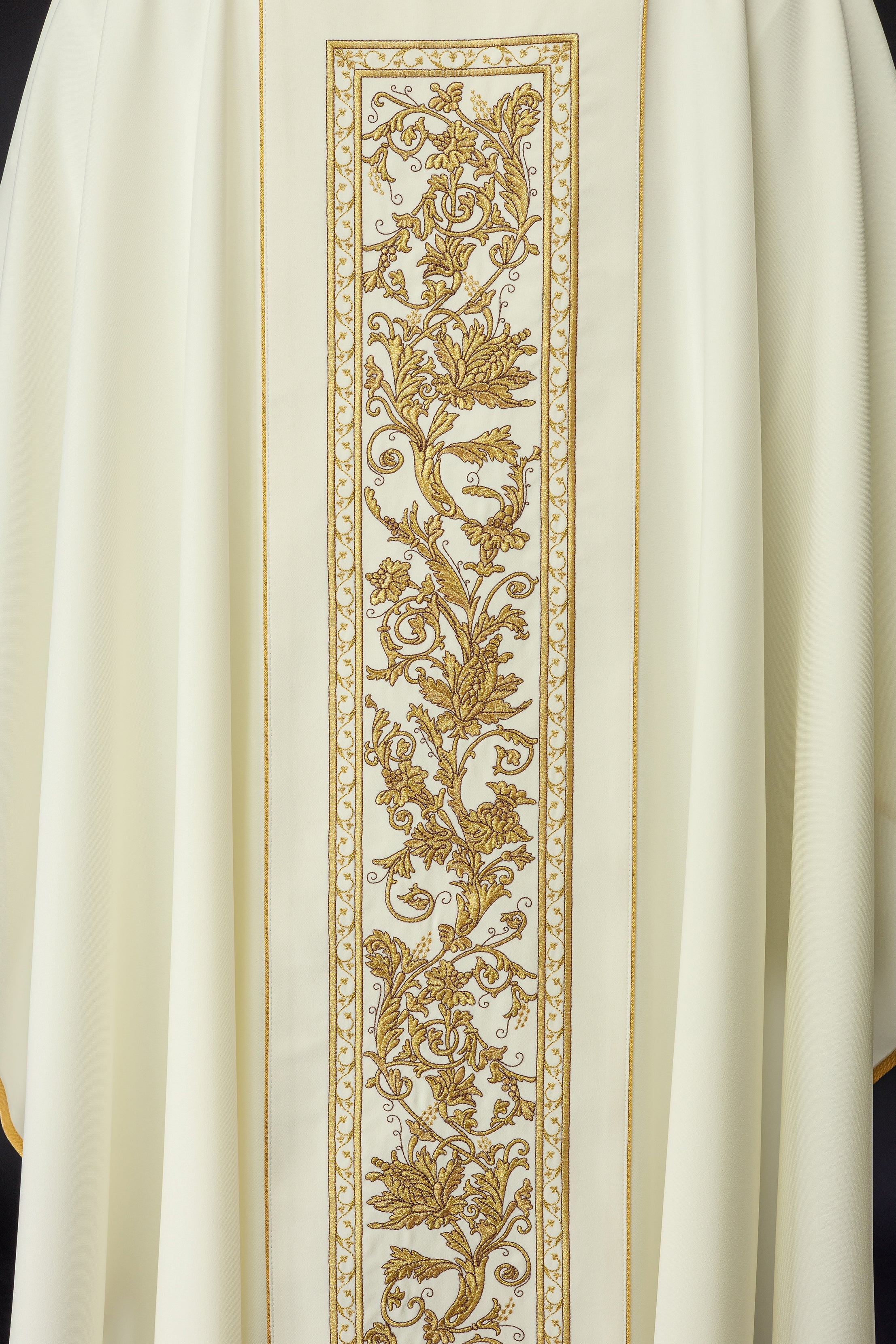 Chasuble avec broderie du calice eucharistique en écru