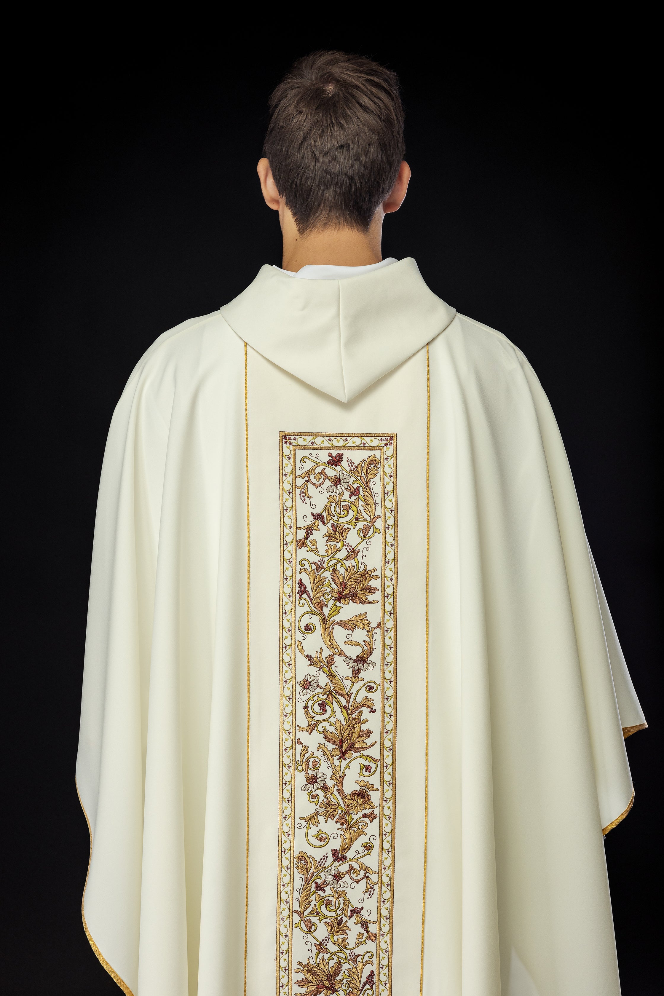 Chasuble richement décorée d'un motif IHS de couleur écrue