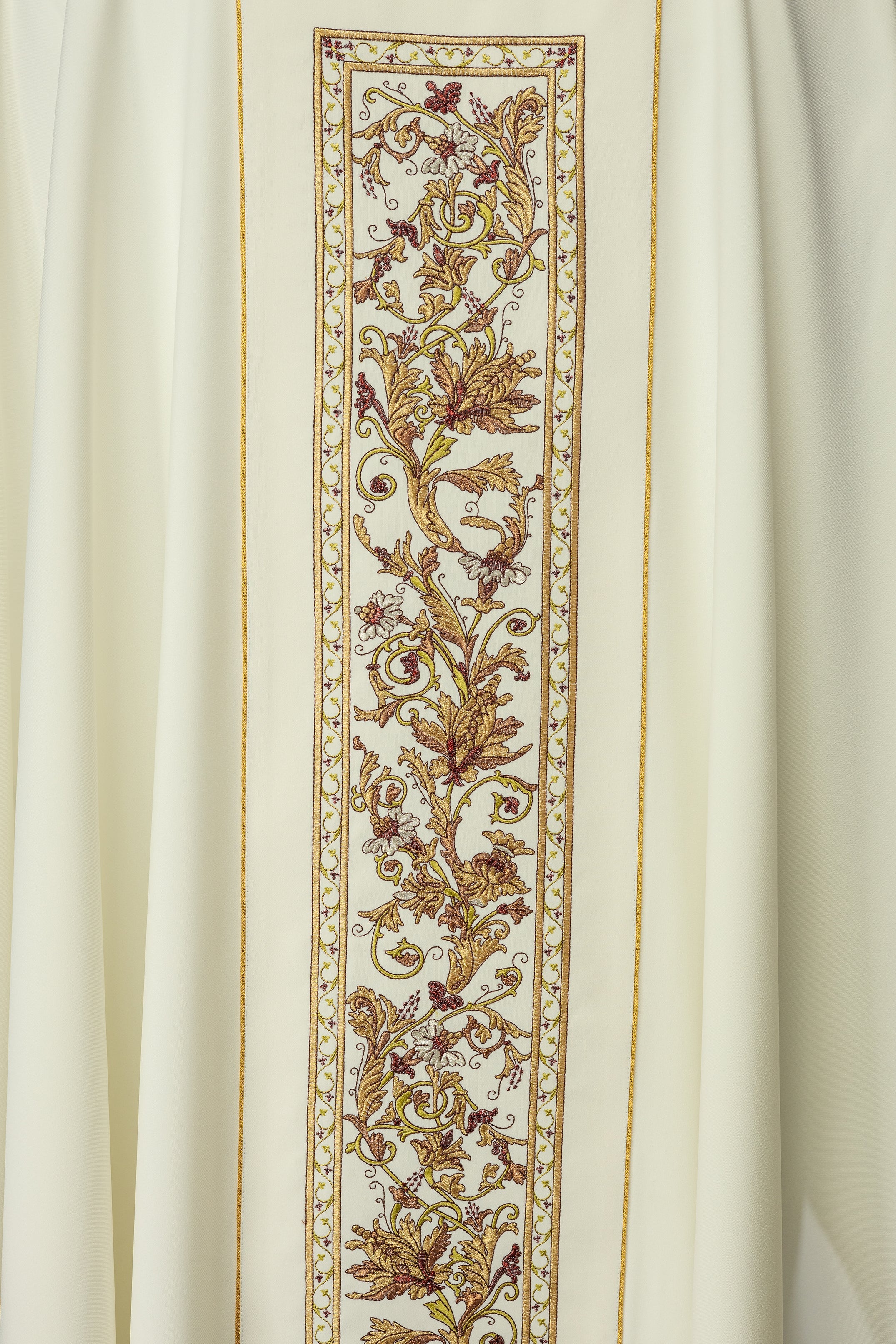 Chasuble richement décorée d'un motif IHS de couleur écrue