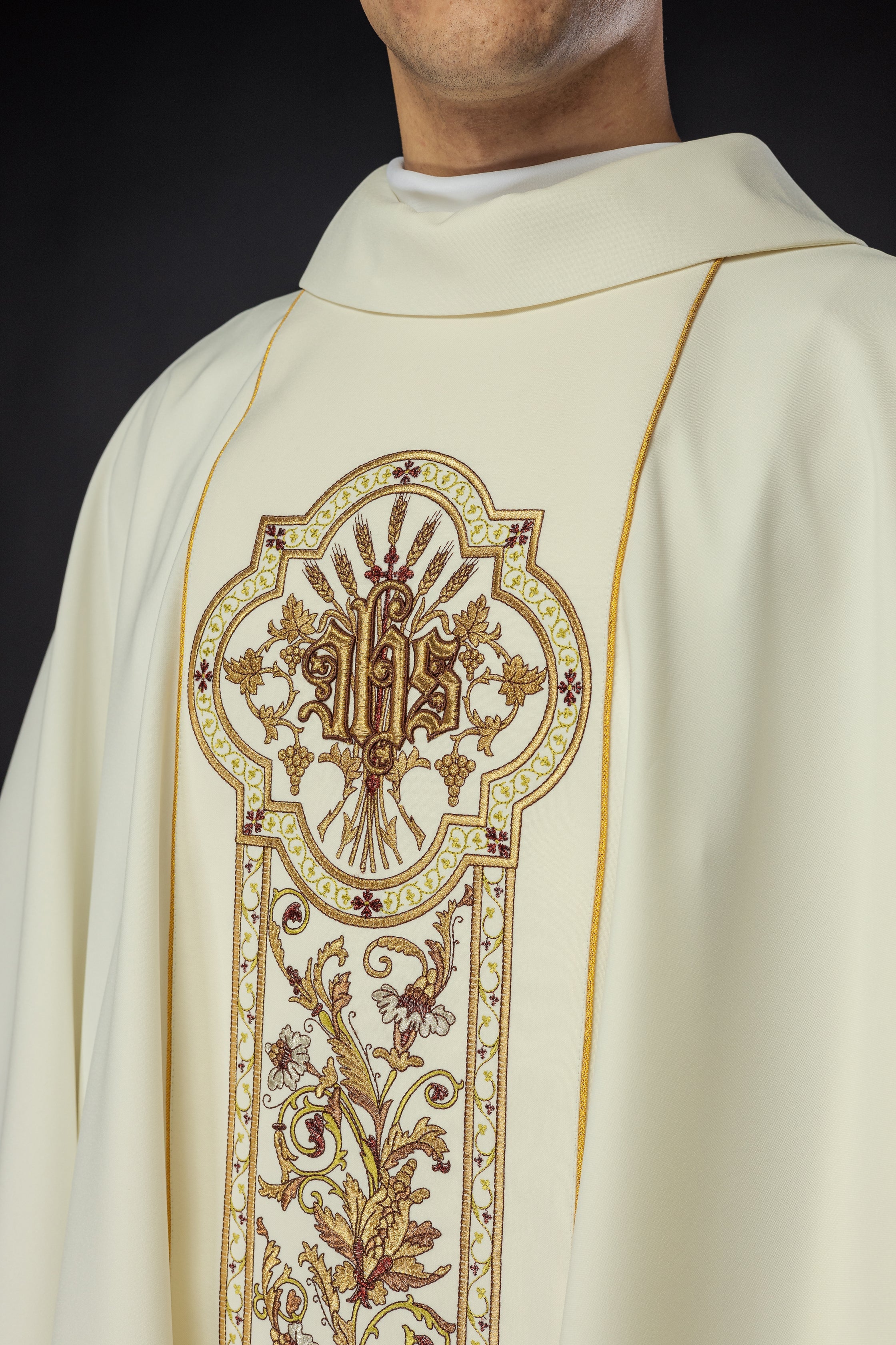 Chasuble richement décorée d'un motif IHS de couleur écrue