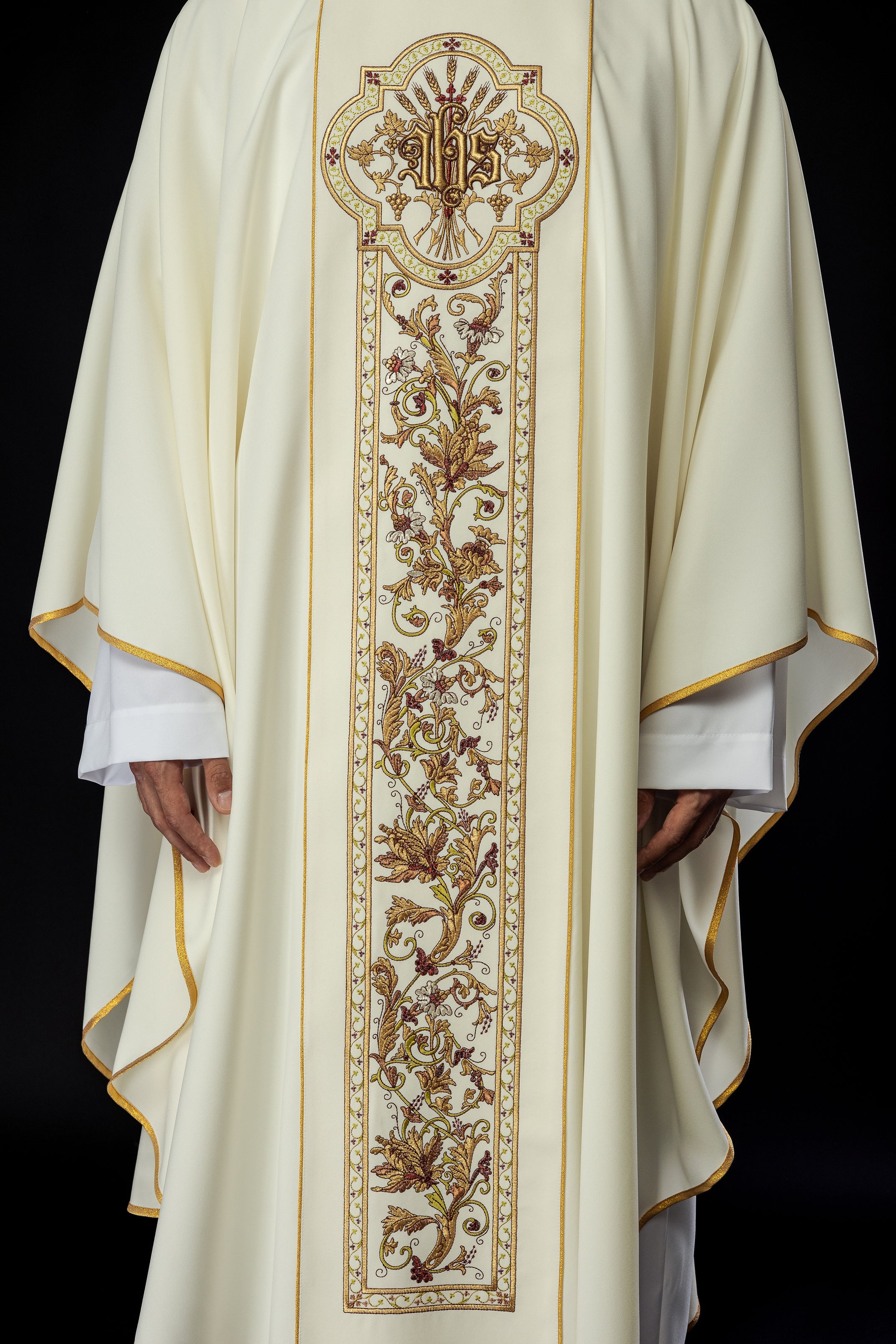 Chasuble richement décorée d'un motif IHS de couleur écrue