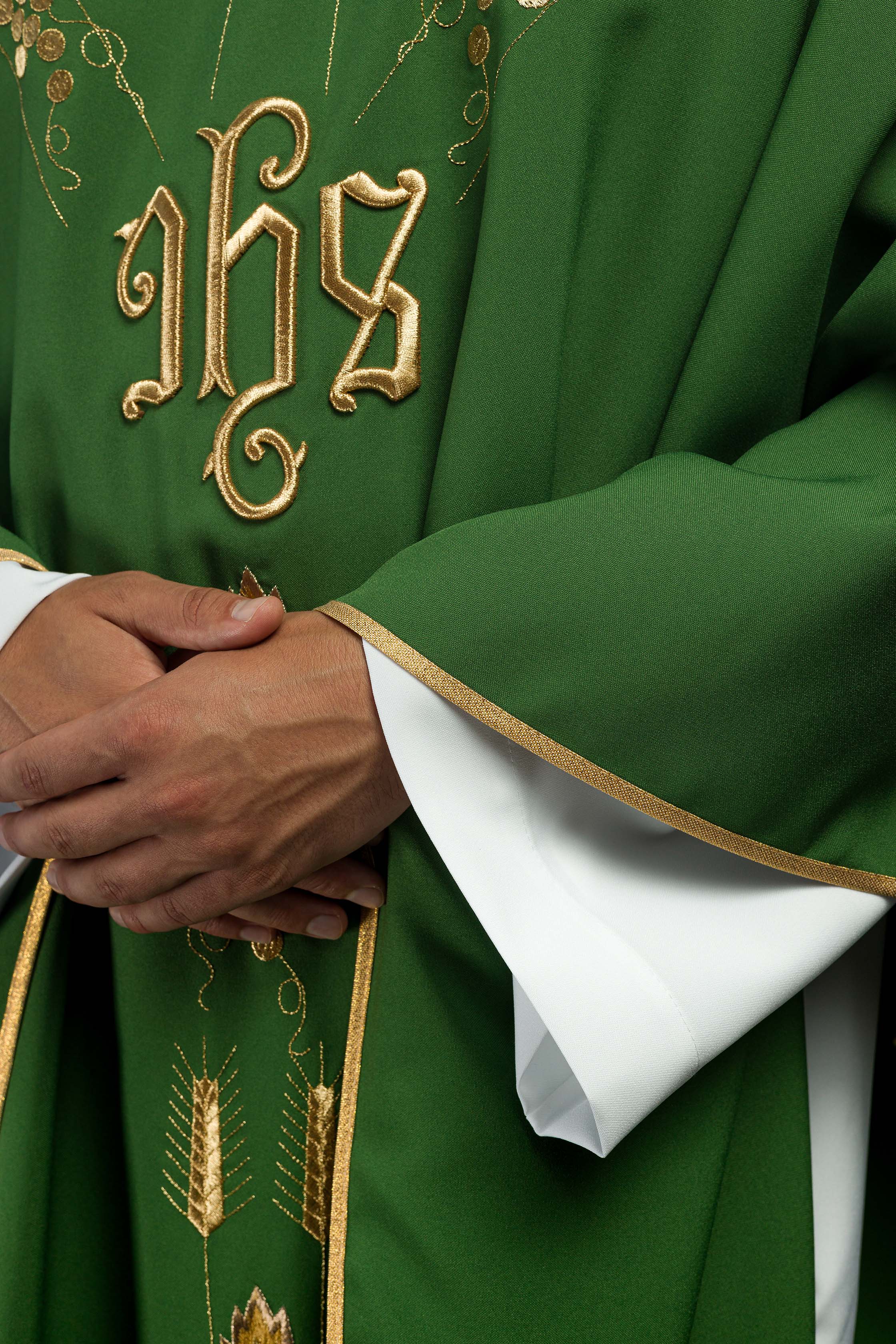 Chasuble brodée avec le symbole IHS raisin Vert