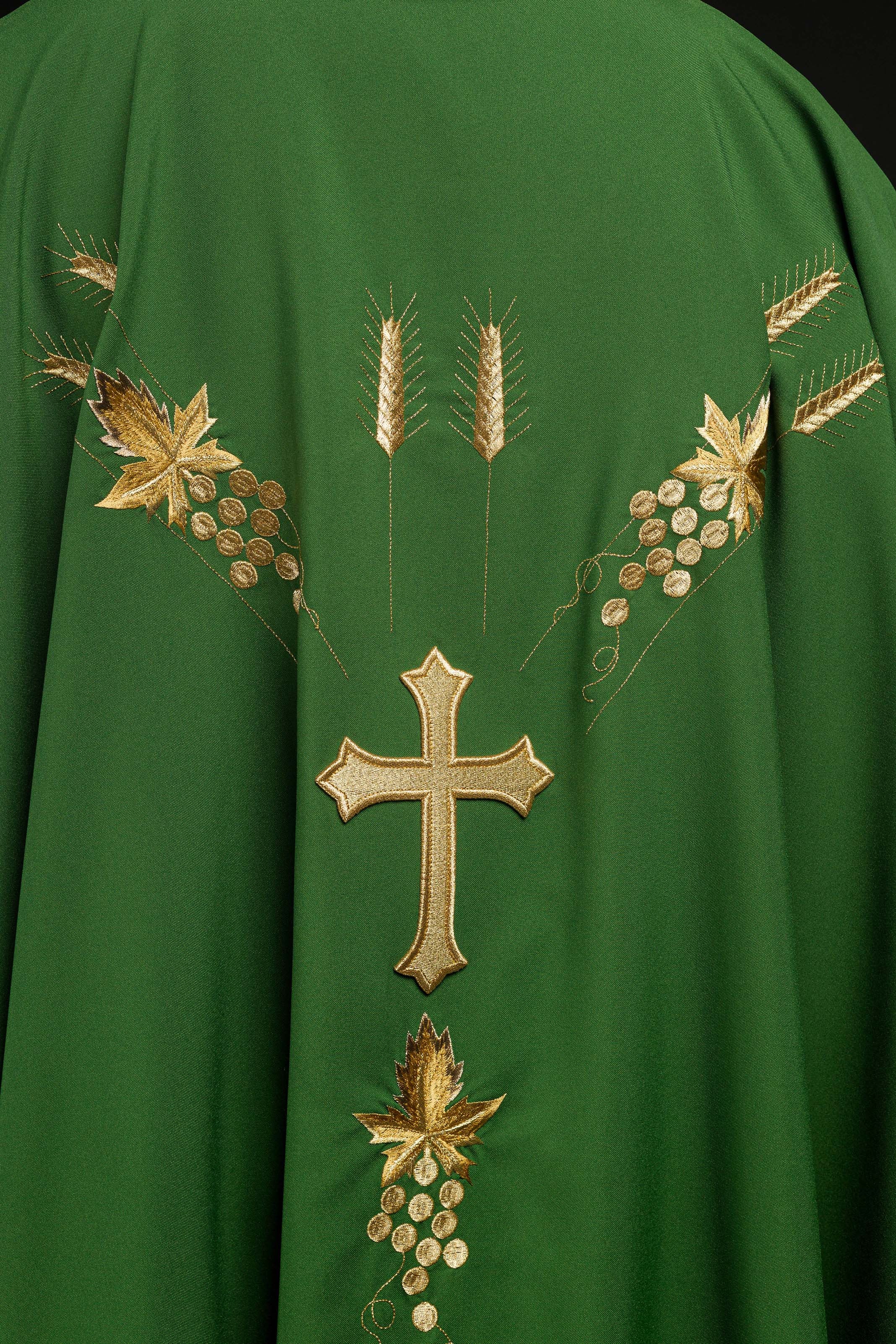 Chasuble brodée avec le symbole IHS raisin Vert
