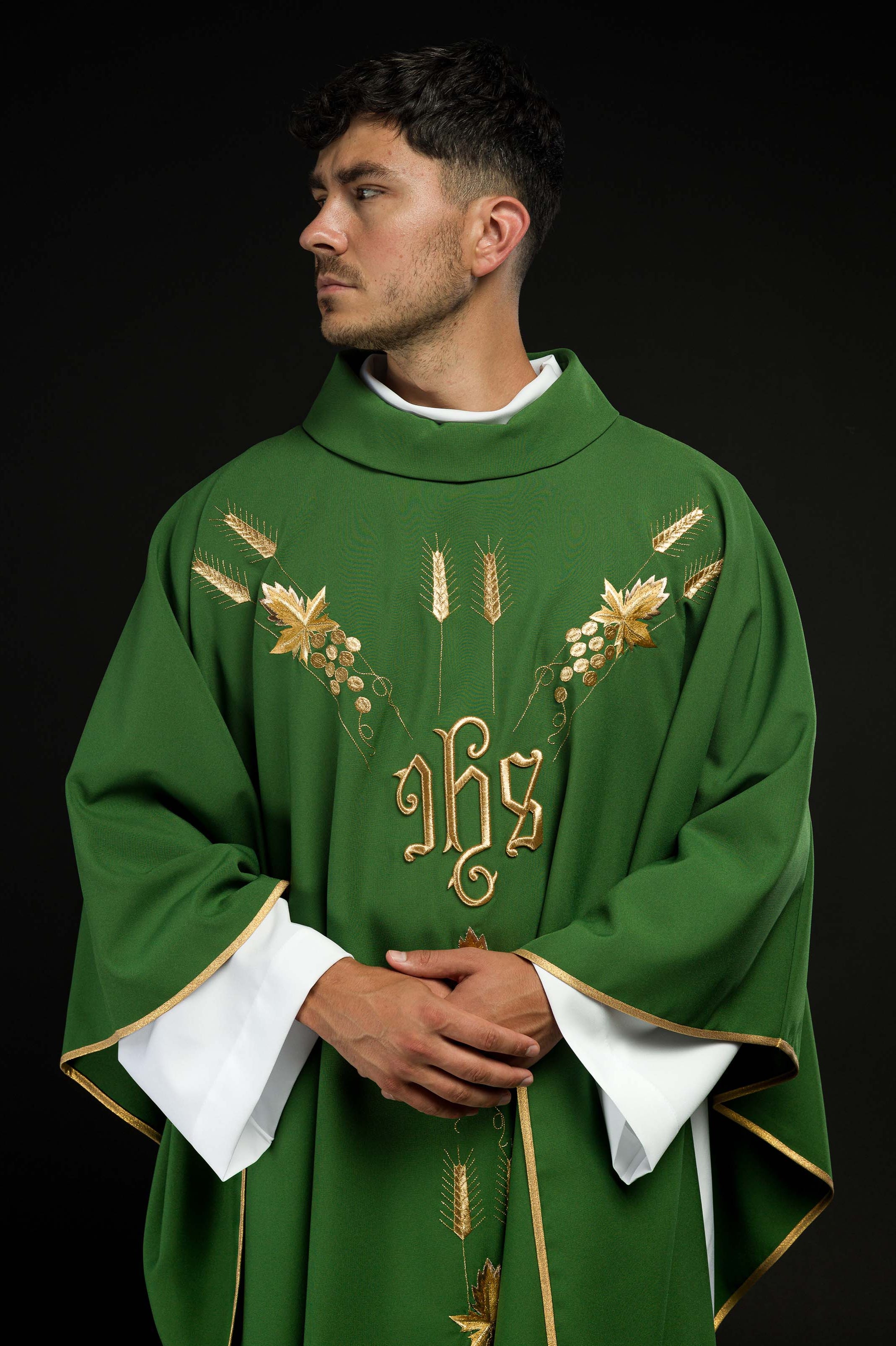 Chasuble brodée avec le symbole IHS raisin Vert