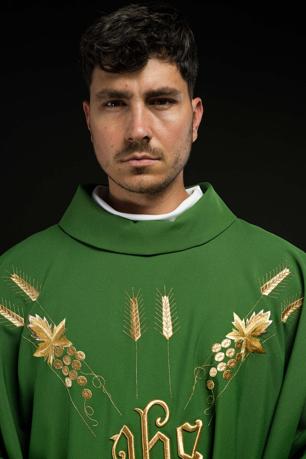 Chasuble brodée avec le symbole IHS raisin Vert
