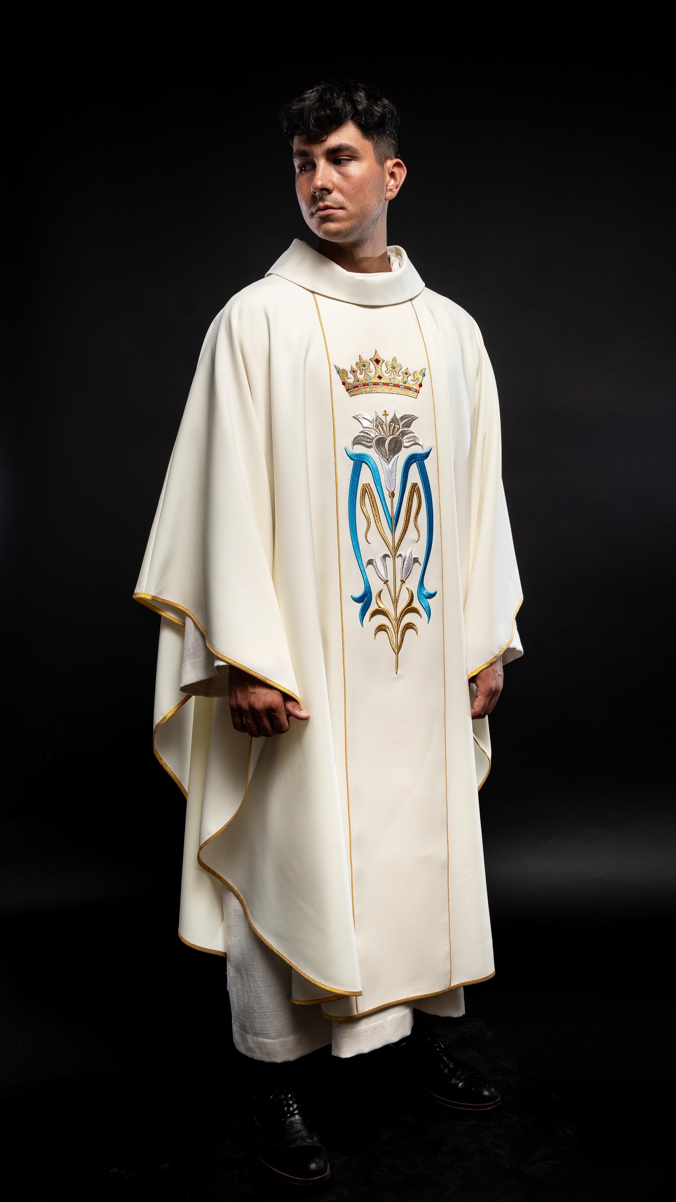 Chasuble liturgique mariale brodée d'une couronne écrue