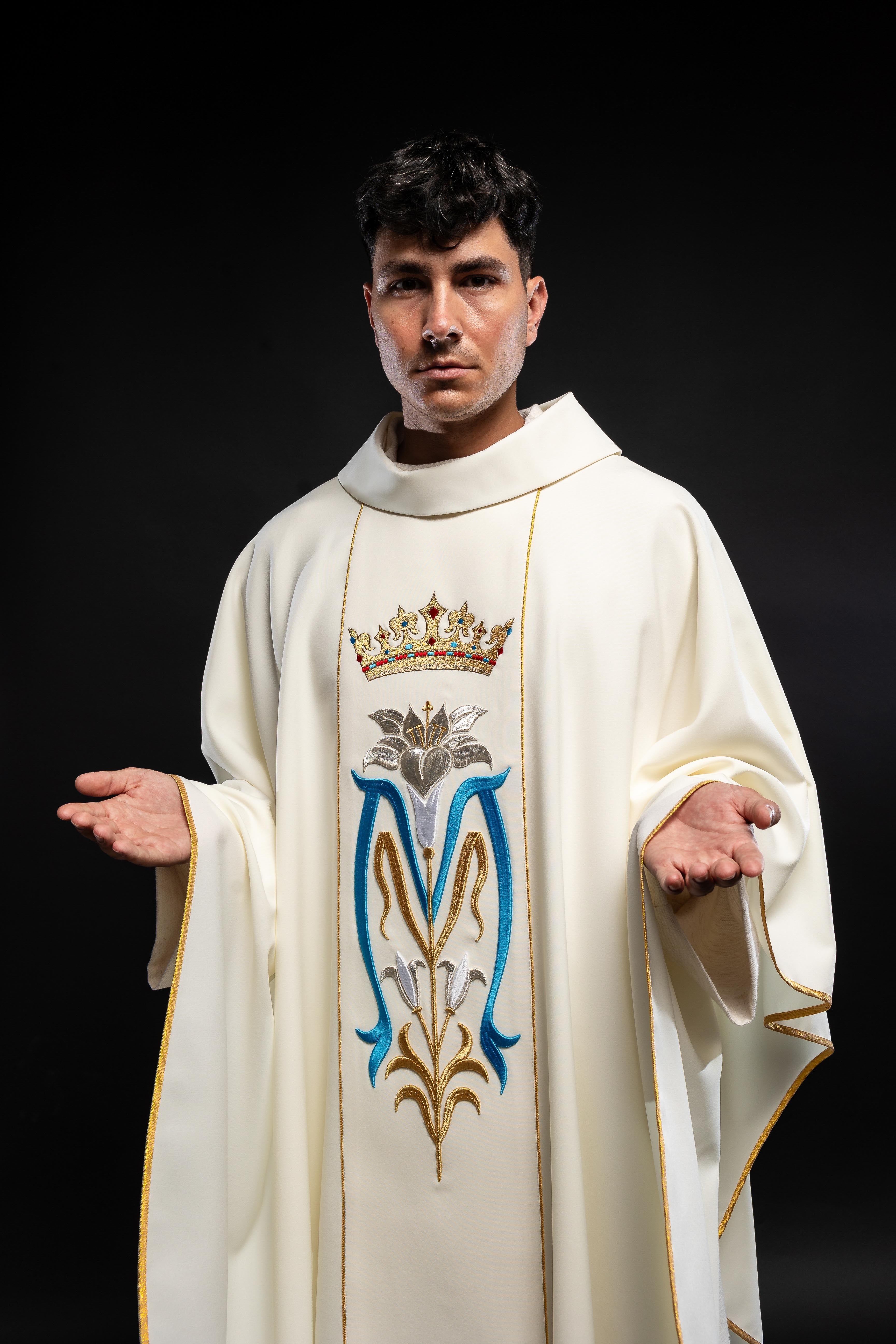 Chasuble liturgique mariale brodée d'une couronne écrue