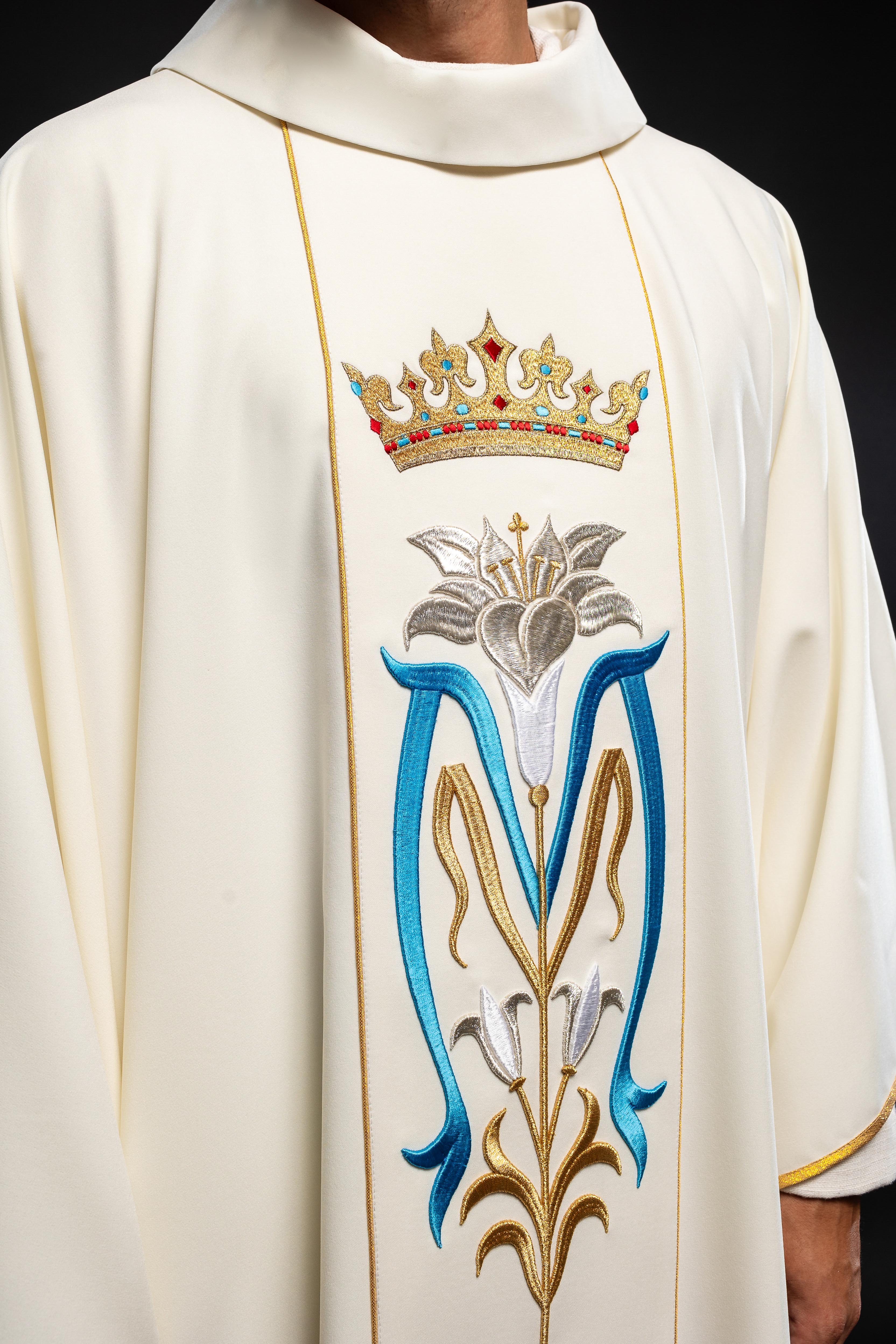 Chasuble liturgique mariale brodée d'une couronne écrue