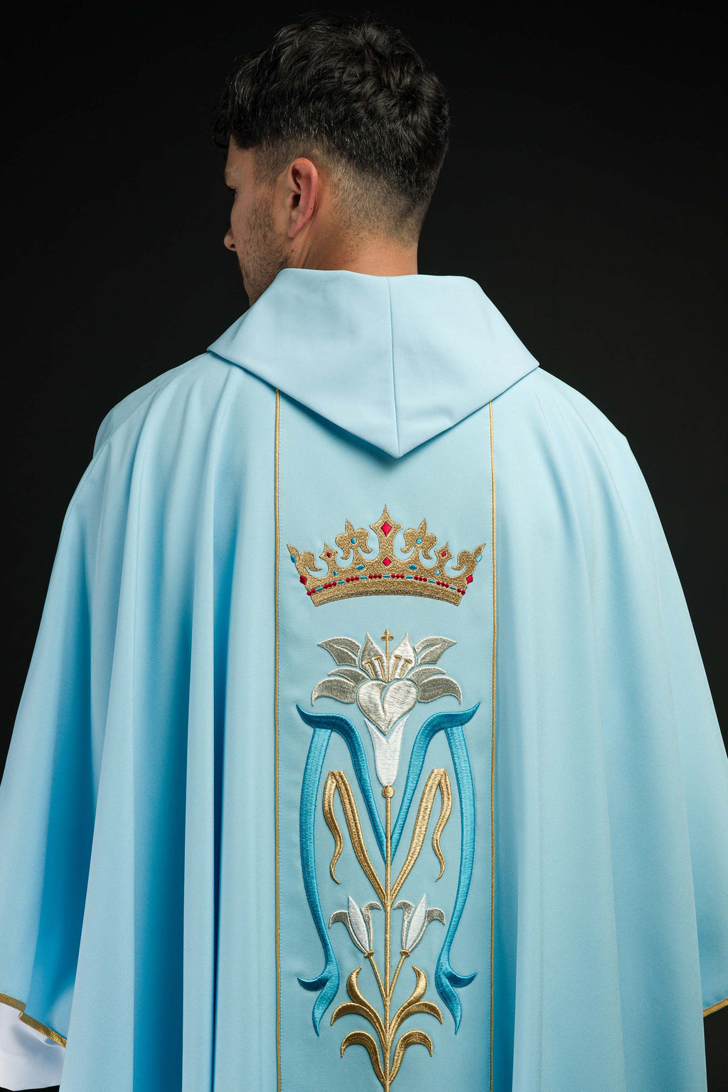 Chasuble liturgique mariale brodée d'une couronne Bleu